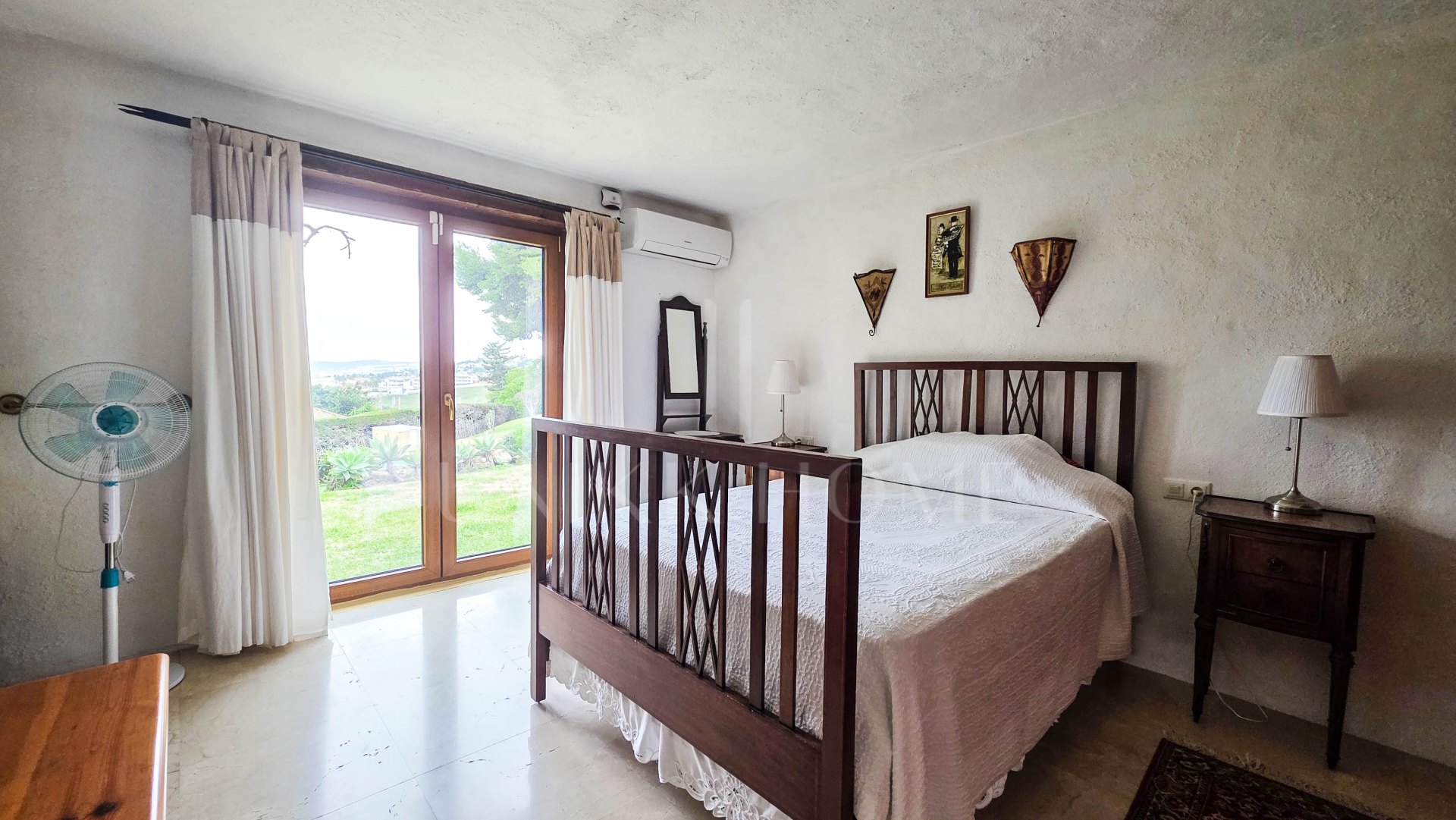 Villa Espaciosa de Estilo Andaluz con Impresionantes Vistas al Mar en Bahía Dorada, Estepona