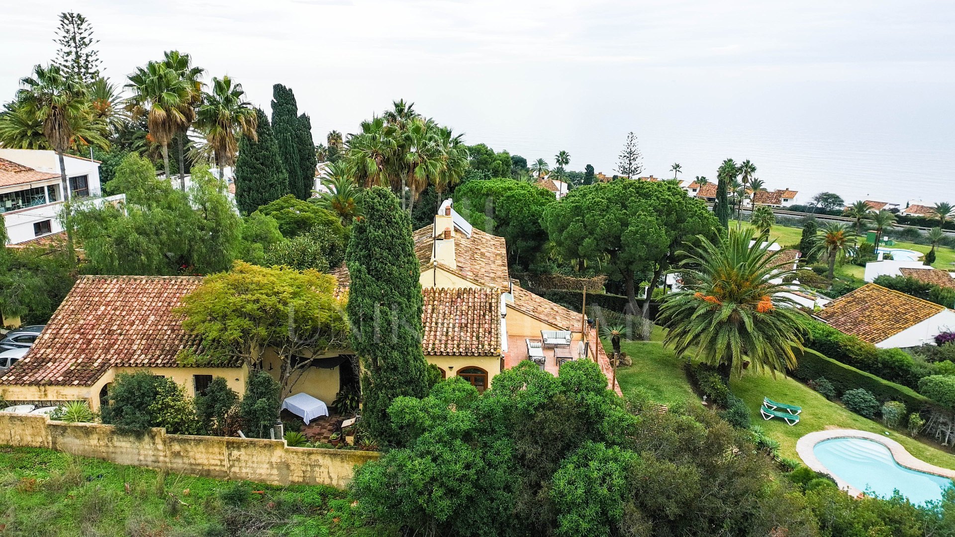 Villa Espaciosa de Estilo Andaluz con Impresionantes Vistas al Mar en Bahía Dorada, Estepona