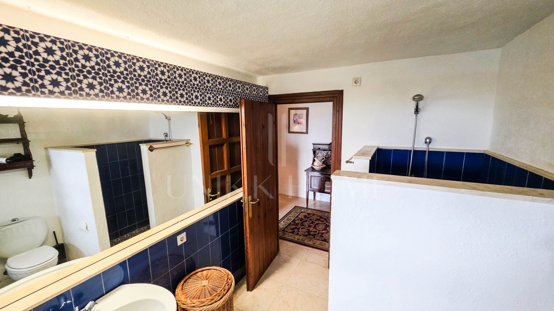 Villa Espaciosa de Estilo Andaluz con Impresionantes Vistas al Mar en Bahía Dorada, Estepona