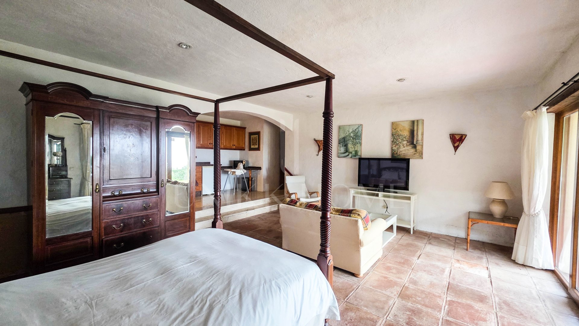 Villa Espaciosa de Estilo Andaluz con Impresionantes Vistas al Mar en Bahía Dorada, Estepona