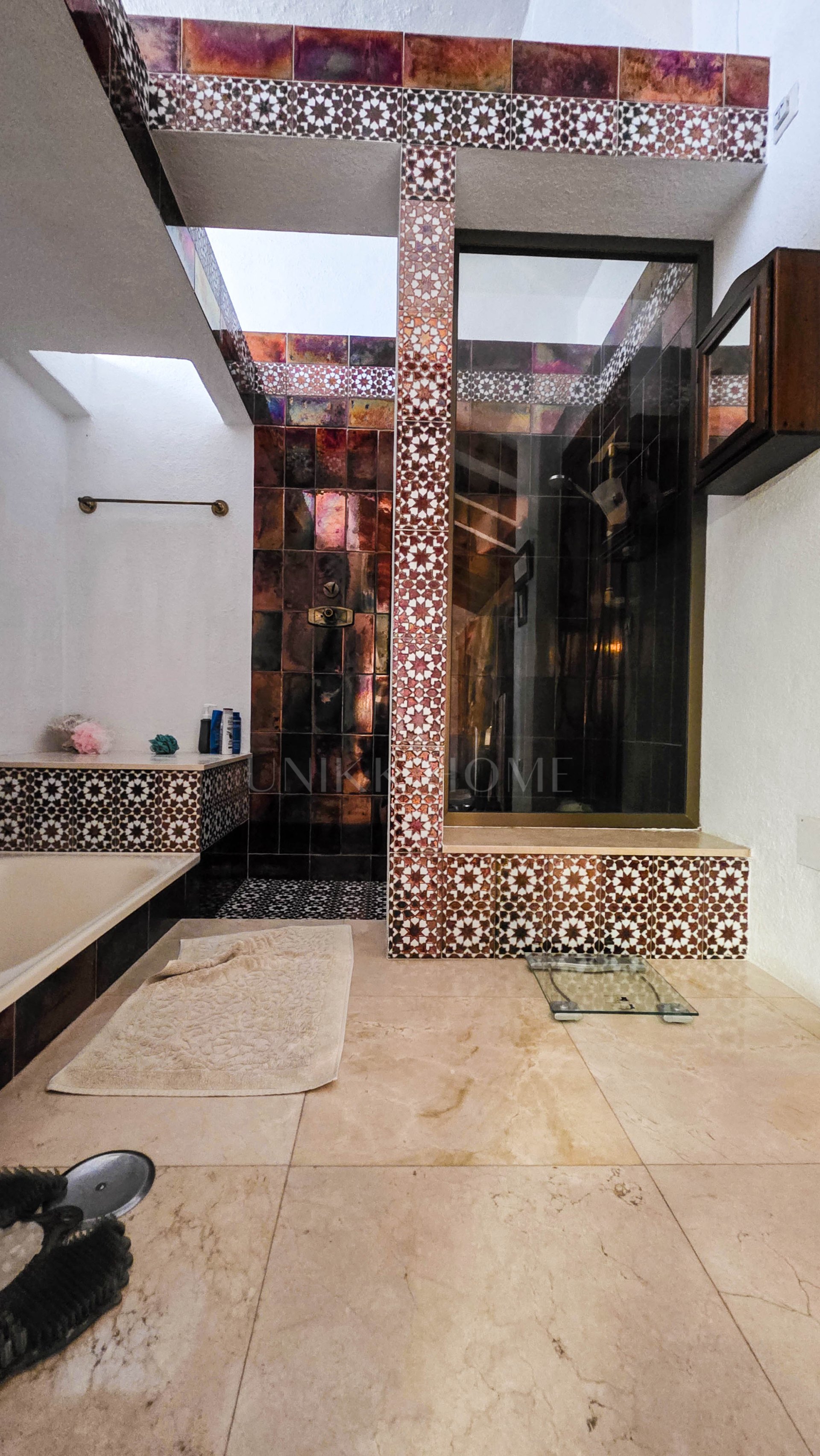 Villa Espaciosa de Estilo Andaluz con Impresionantes Vistas al Mar en Bahía Dorada, Estepona