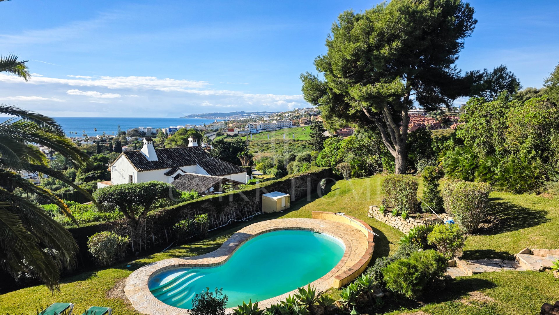 Villa Espaciosa de Estilo Andaluz con Impresionantes Vistas al Mar en Bahía Dorada, Estepona
