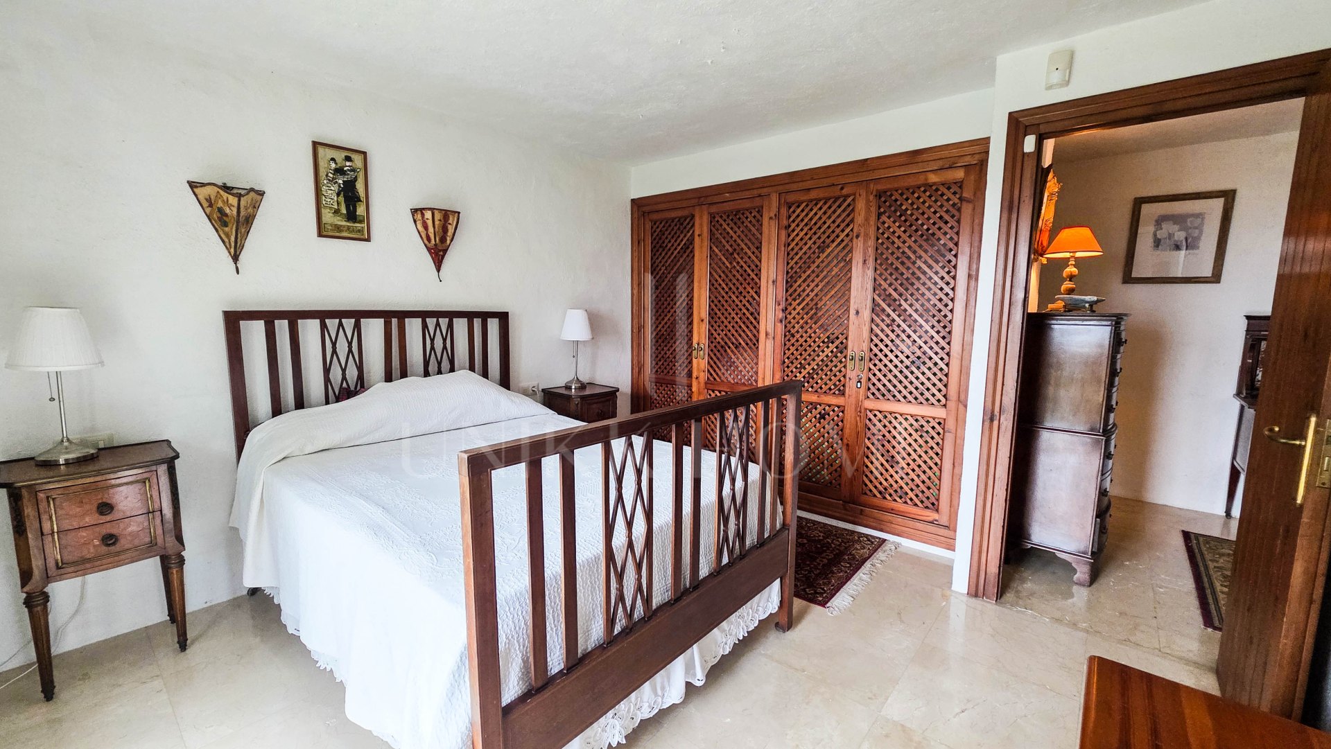 Villa Espaciosa de Estilo Andaluz con Impresionantes Vistas al Mar en Bahía Dorada, Estepona
