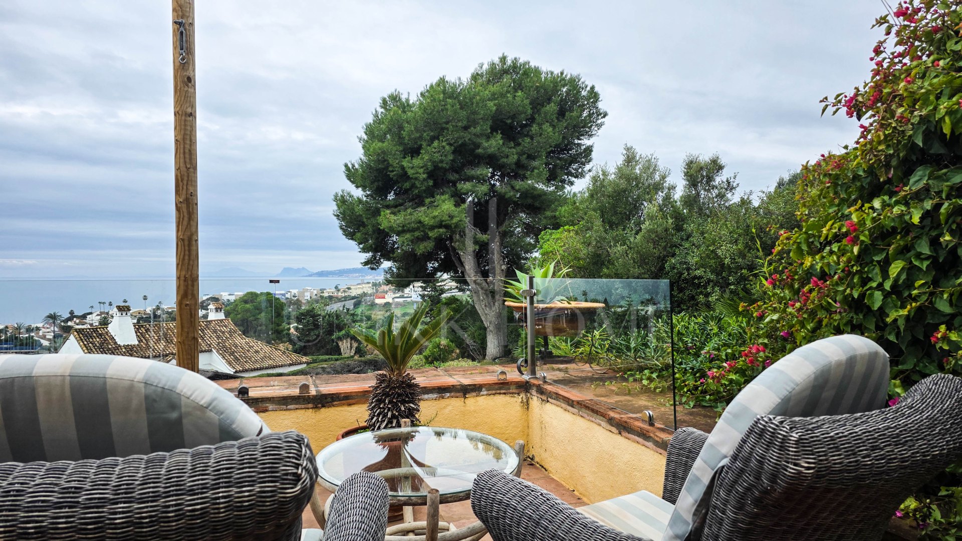 Villa Espaciosa de Estilo Andaluz con Impresionantes Vistas al Mar en Bahía Dorada, Estepona