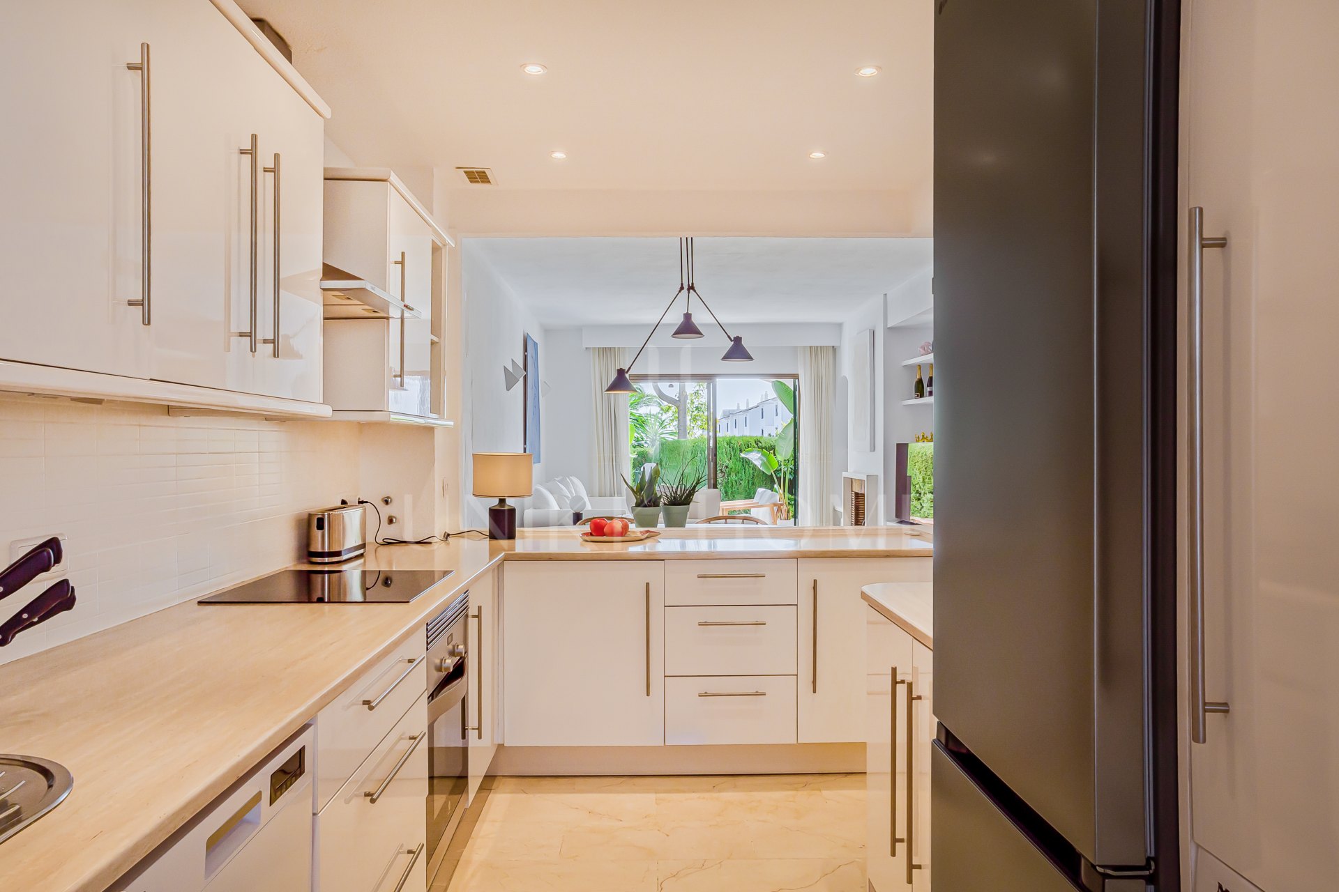 Elegante residencia en esquina con jardín en Cerro Blanco – A pasos de Puerto Banús y Centro Plaza