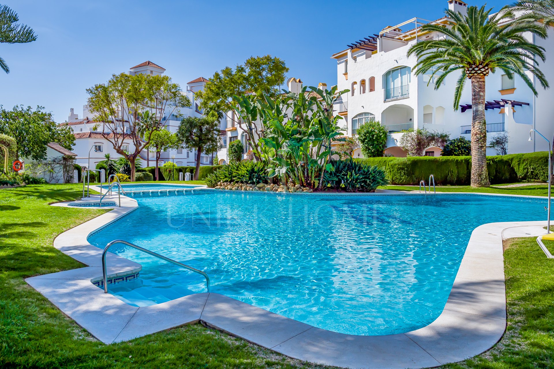 Elegante residencia en esquina con jardín en Cerro Blanco – A pasos de Puerto Banús y Centro Plaza