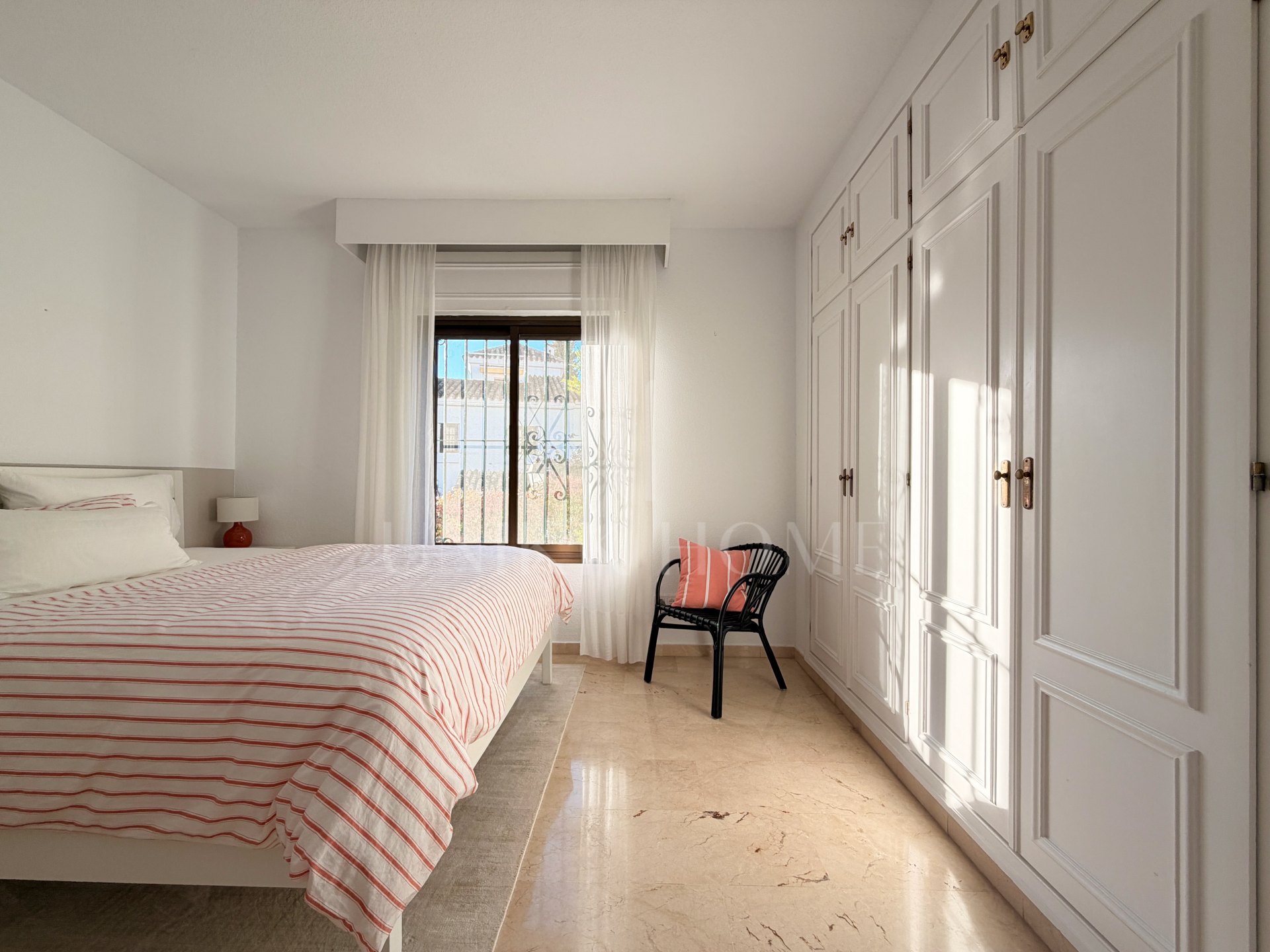 Elegante residencia en esquina con jardín en Cerro Blanco – A pasos de Puerto Banús y Centro Plaza