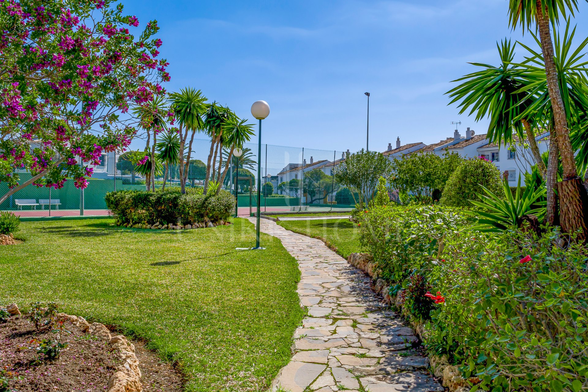 Elegante residencia en esquina con jardín en Cerro Blanco – A pasos de Puerto Banús y Centro Plaza