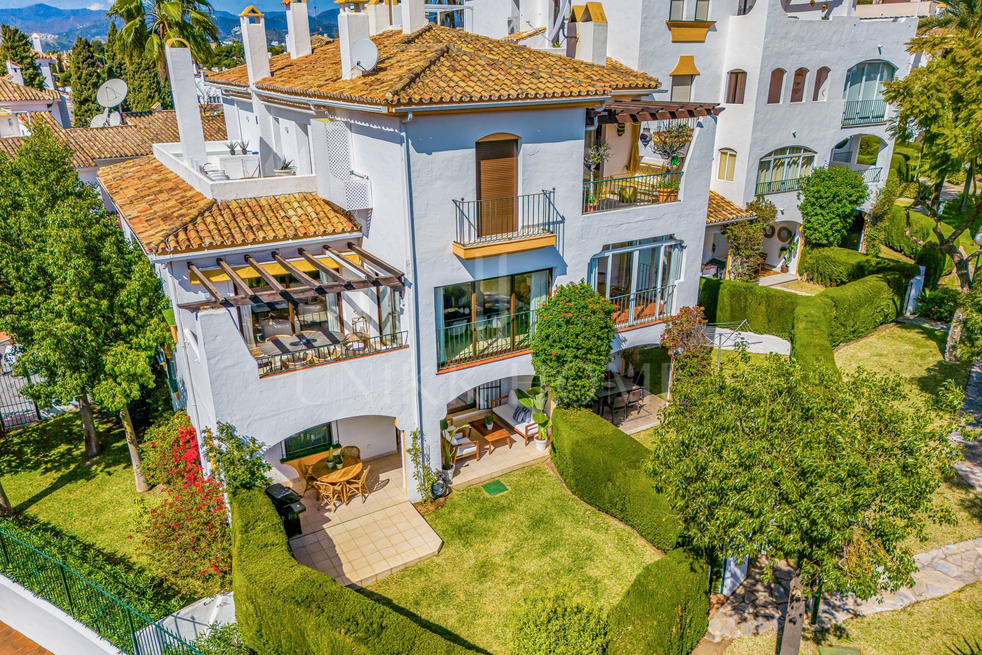 Elegante residencia en esquina con jardín en Cerro Blanco – A pasos de Puerto Banús y Centro Plaza
