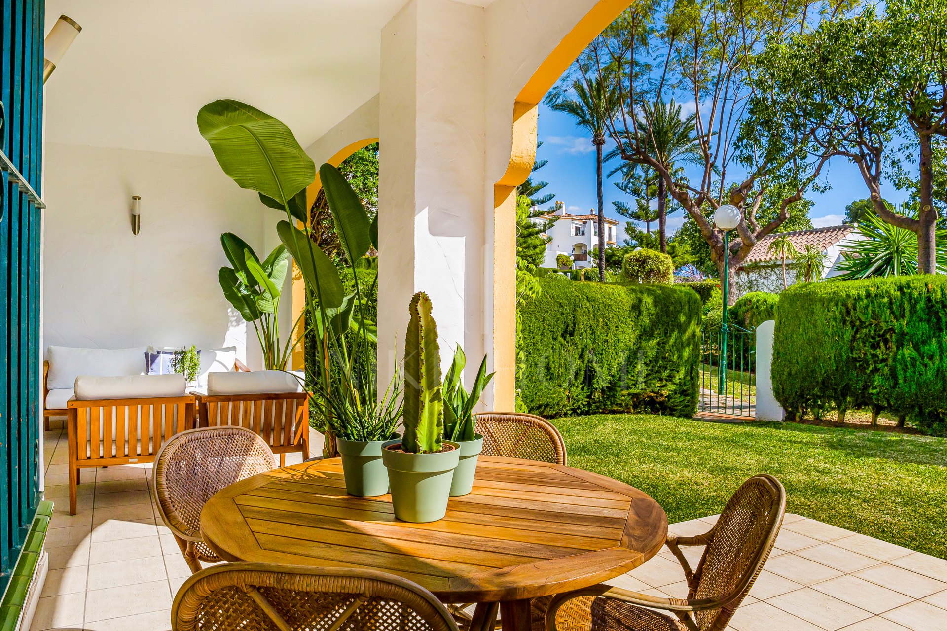 Elegante residencia en esquina con jardín en Cerro Blanco – A pasos de Puerto Banús y Centro Plaza