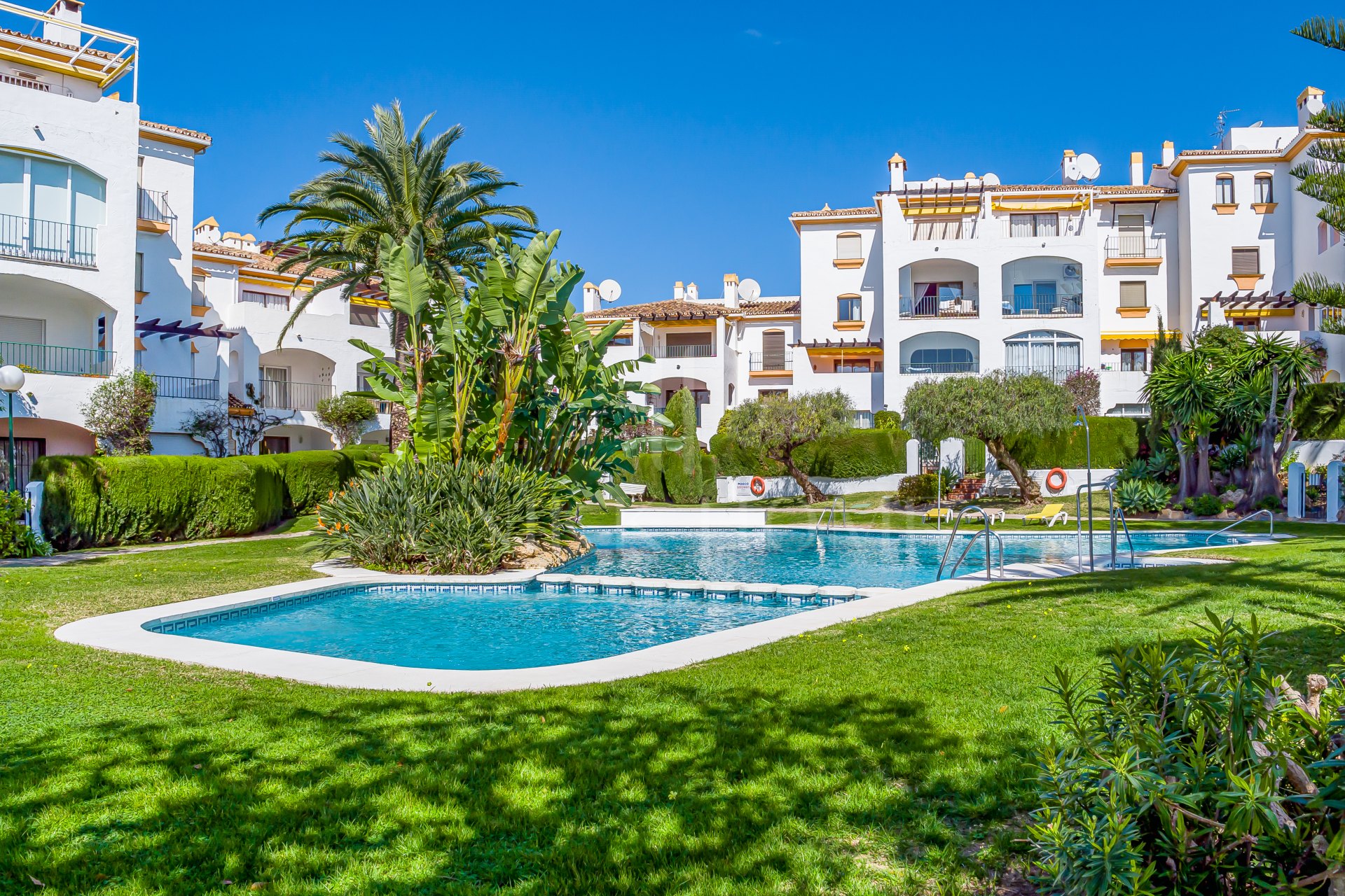 Elegante residencia en esquina con jardín en Cerro Blanco – A pasos de Puerto Banús y Centro Plaza