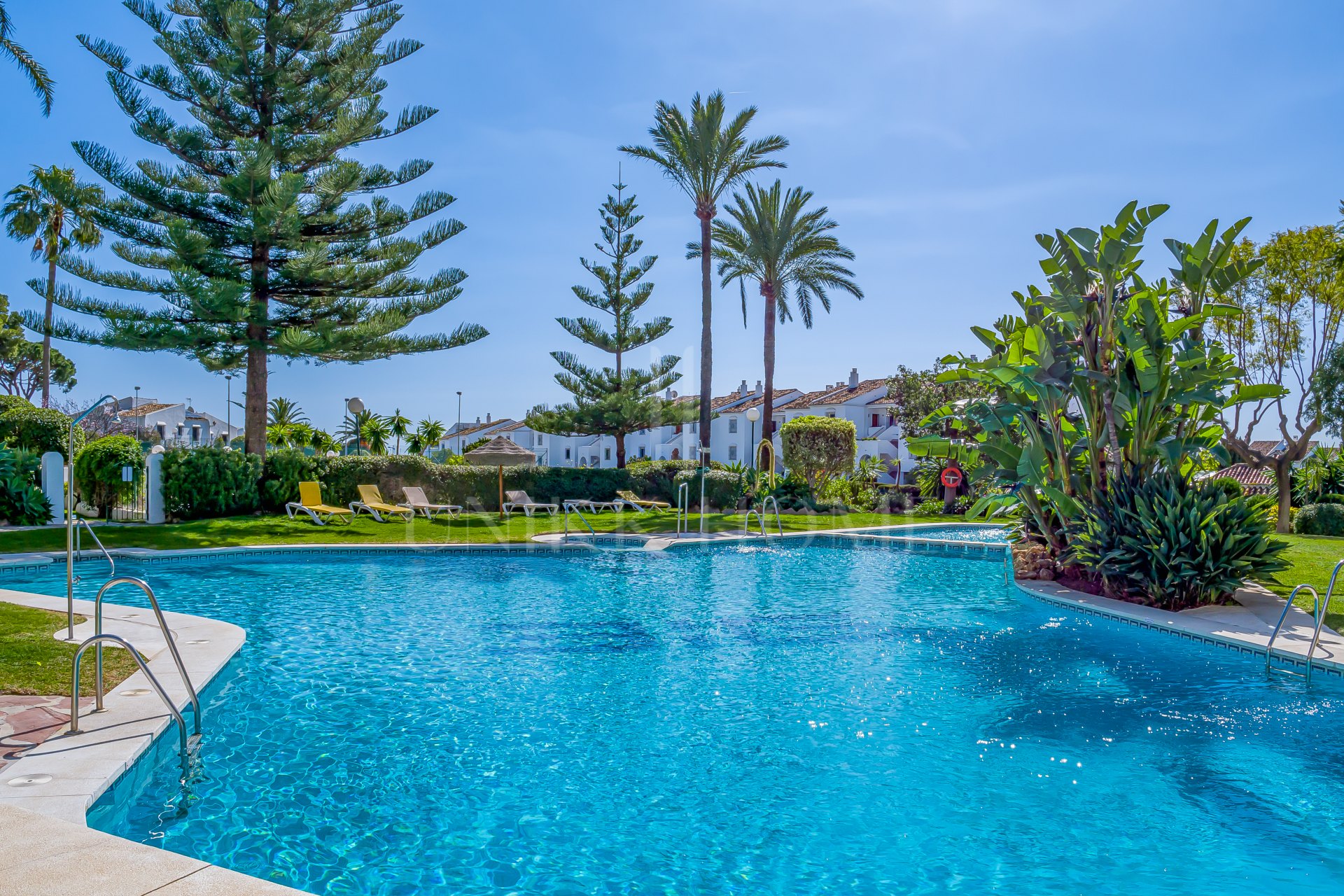 Elegante residencia en esquina con jardín en Cerro Blanco – A pasos de Puerto Banús y Centro Plaza