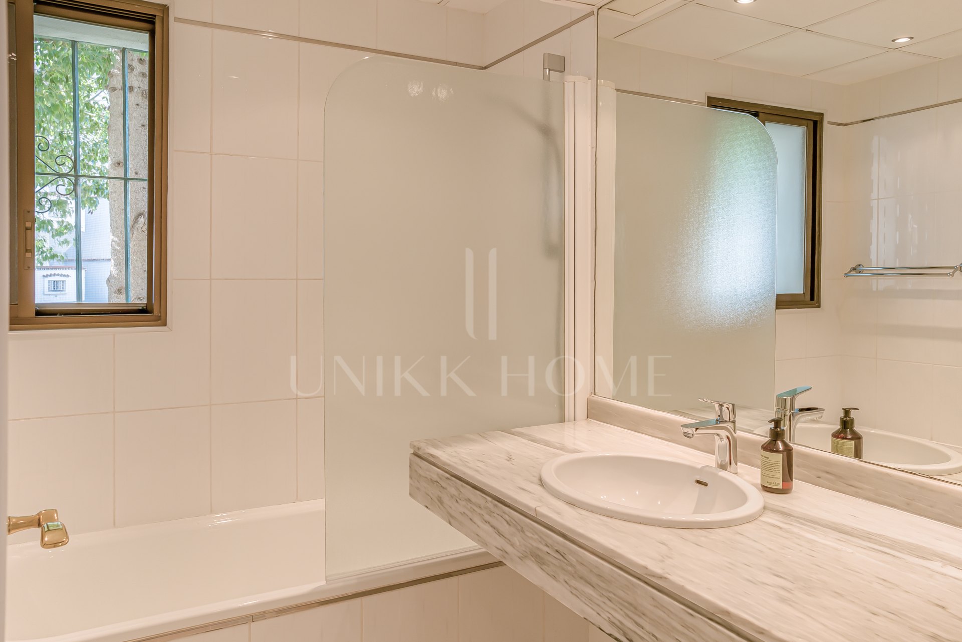 Elegante residencia en esquina con jardín en Cerro Blanco – A pasos de Puerto Banús y Centro Plaza