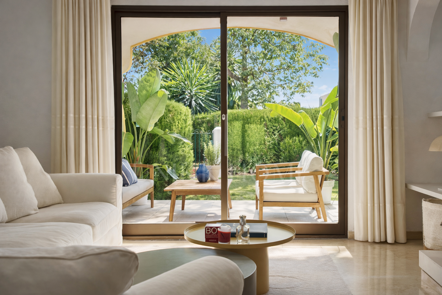 Elegante residencia en esquina con jardín en Cerro Blanco – A pasos de Puerto Banús y Centro Plaza