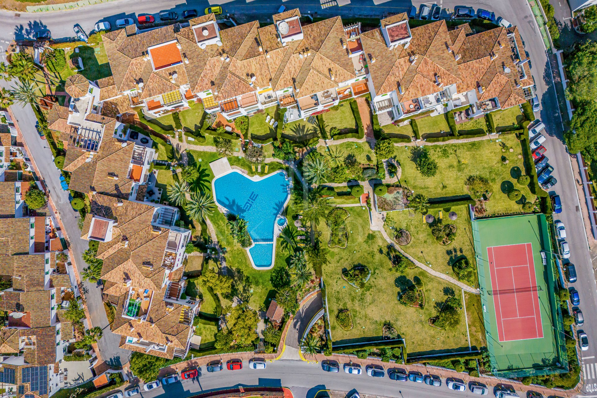 Elegante residencia en esquina con jardín en Cerro Blanco – A pasos de Puerto Banús y Centro Plaza