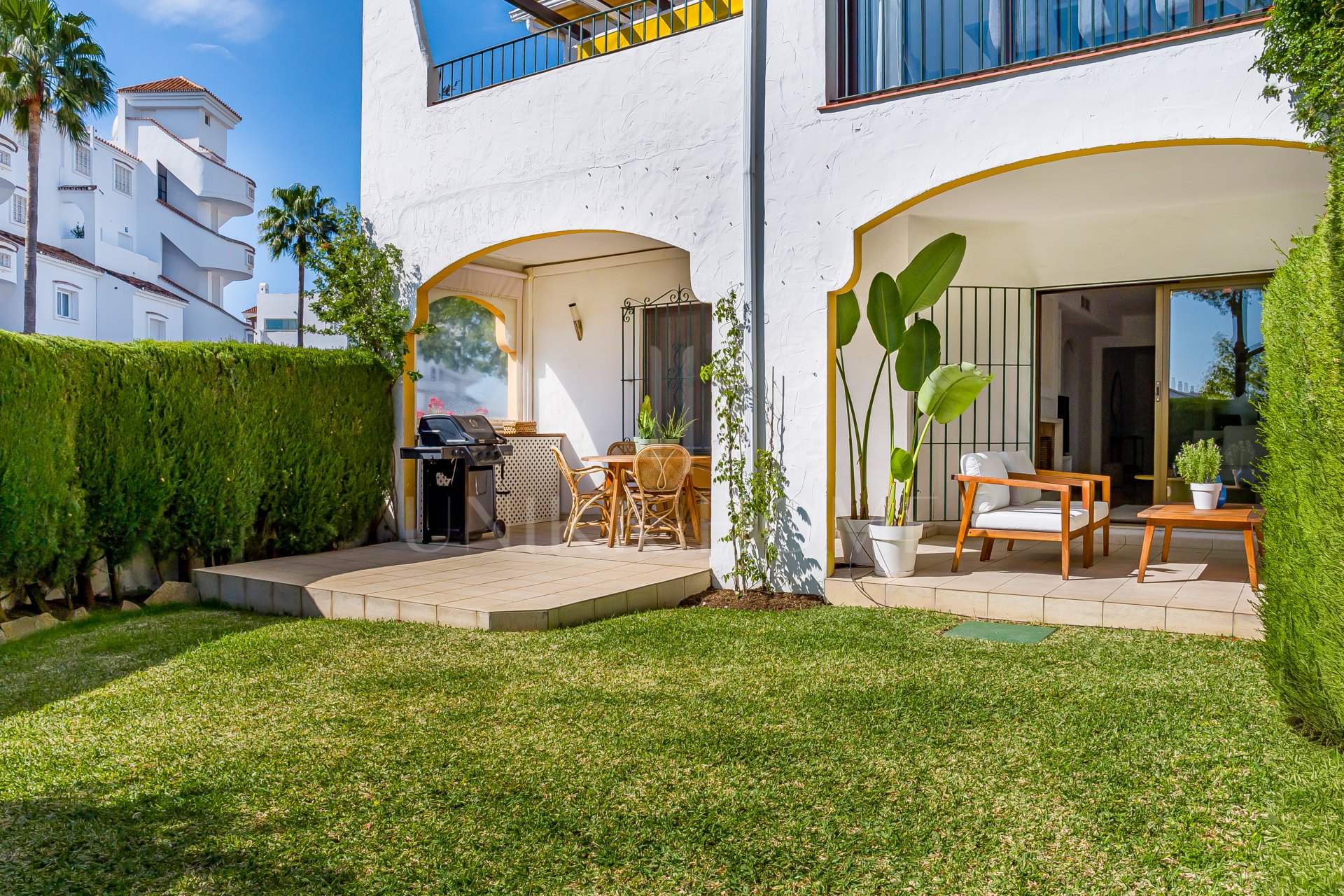 Elegante residencia en esquina con jardín en Cerro Blanco – A pasos de Puerto Banús y Centro Plaza