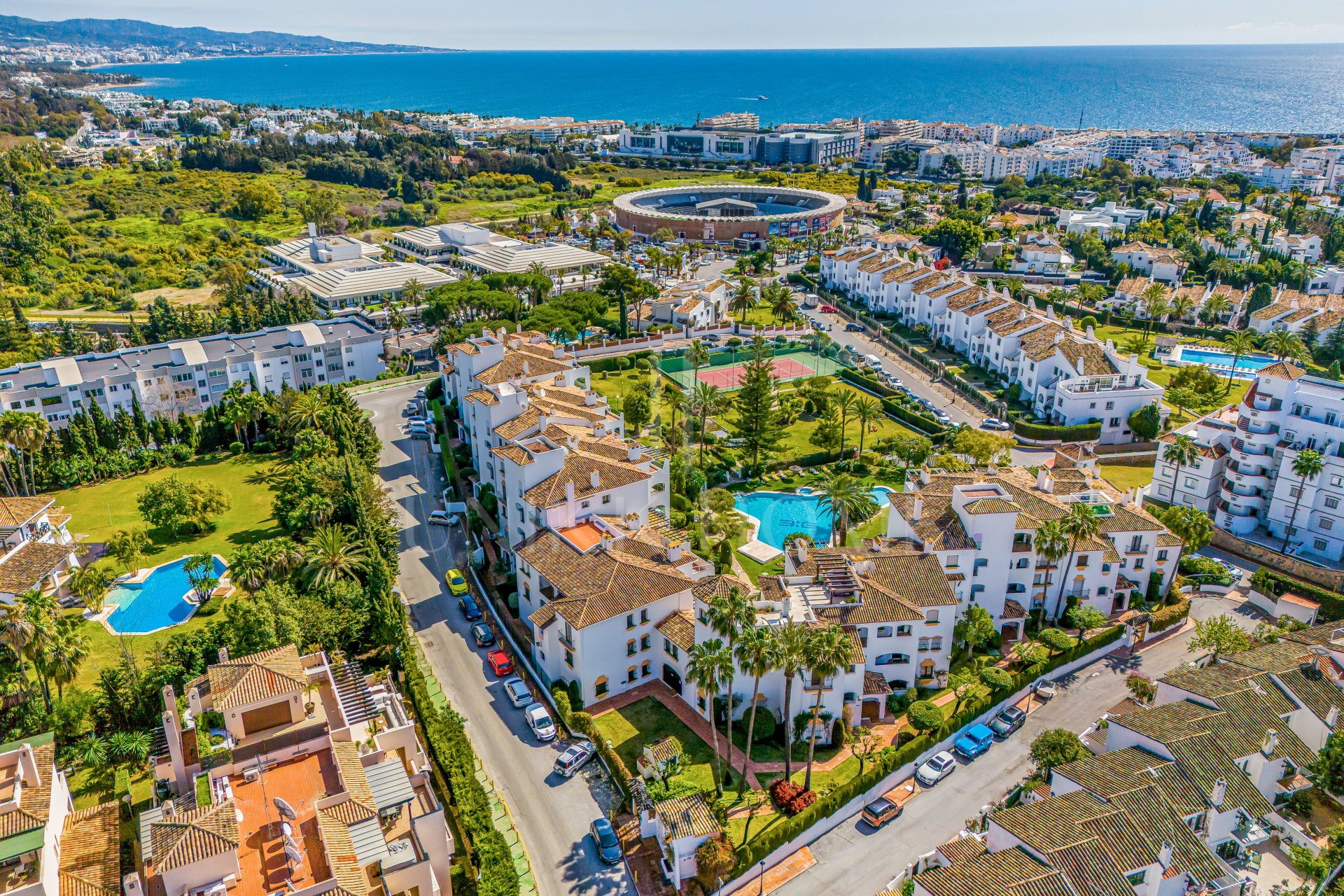 Elegante residencia en esquina con jardín en Cerro Blanco – A pasos de Puerto Banús y Centro Plaza
