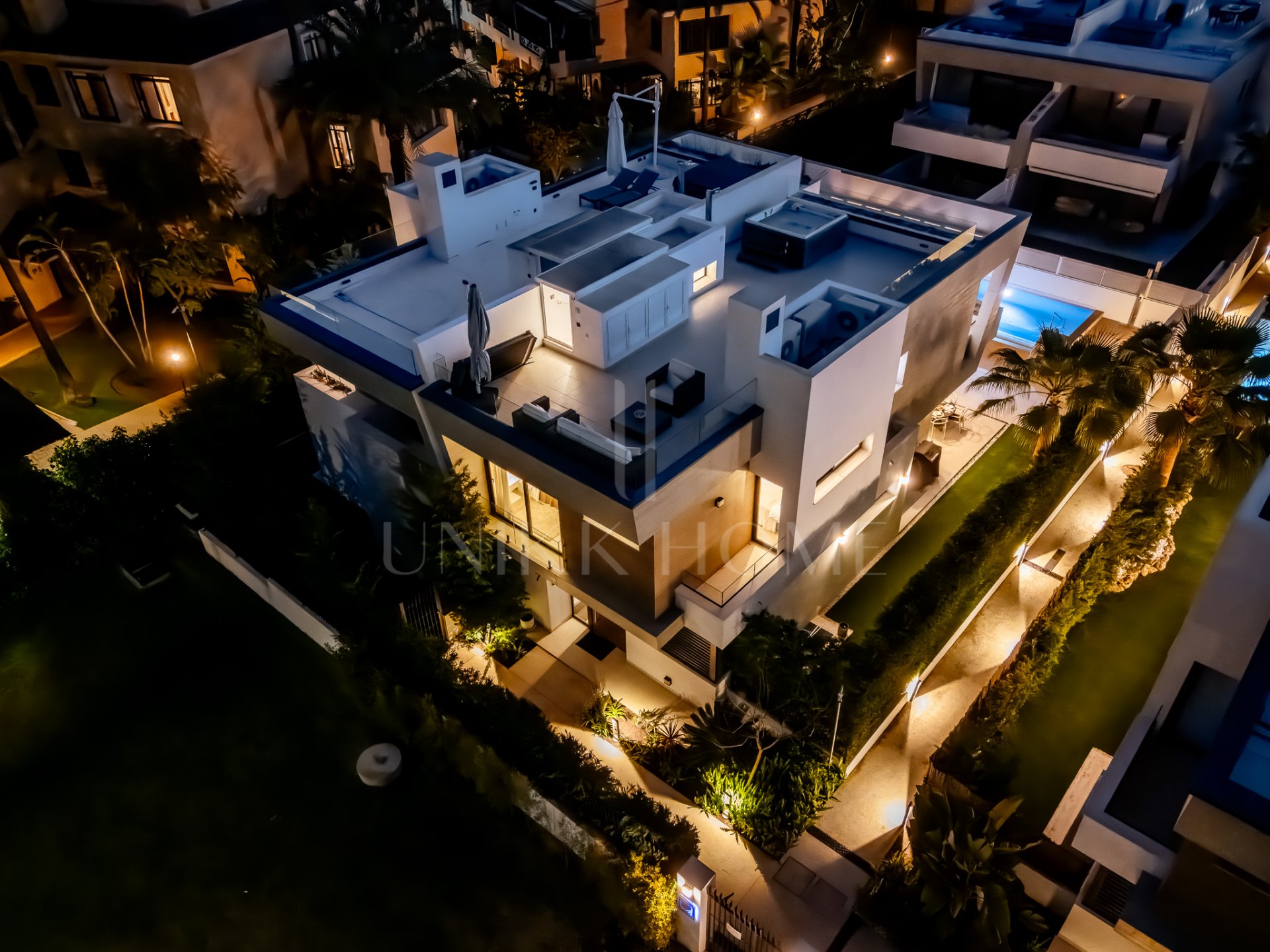 Villa pareada contemporánea exclusiva junto a la playa