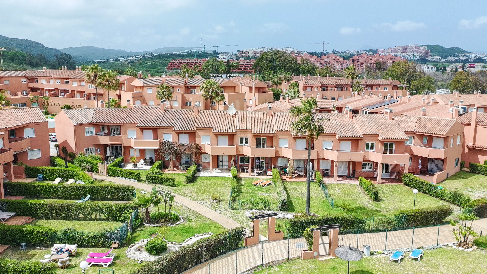 Adosado en Primera Línea de Playa con Jardín Privado y Vistas Panorámicas al Mar en Manilva Beach
