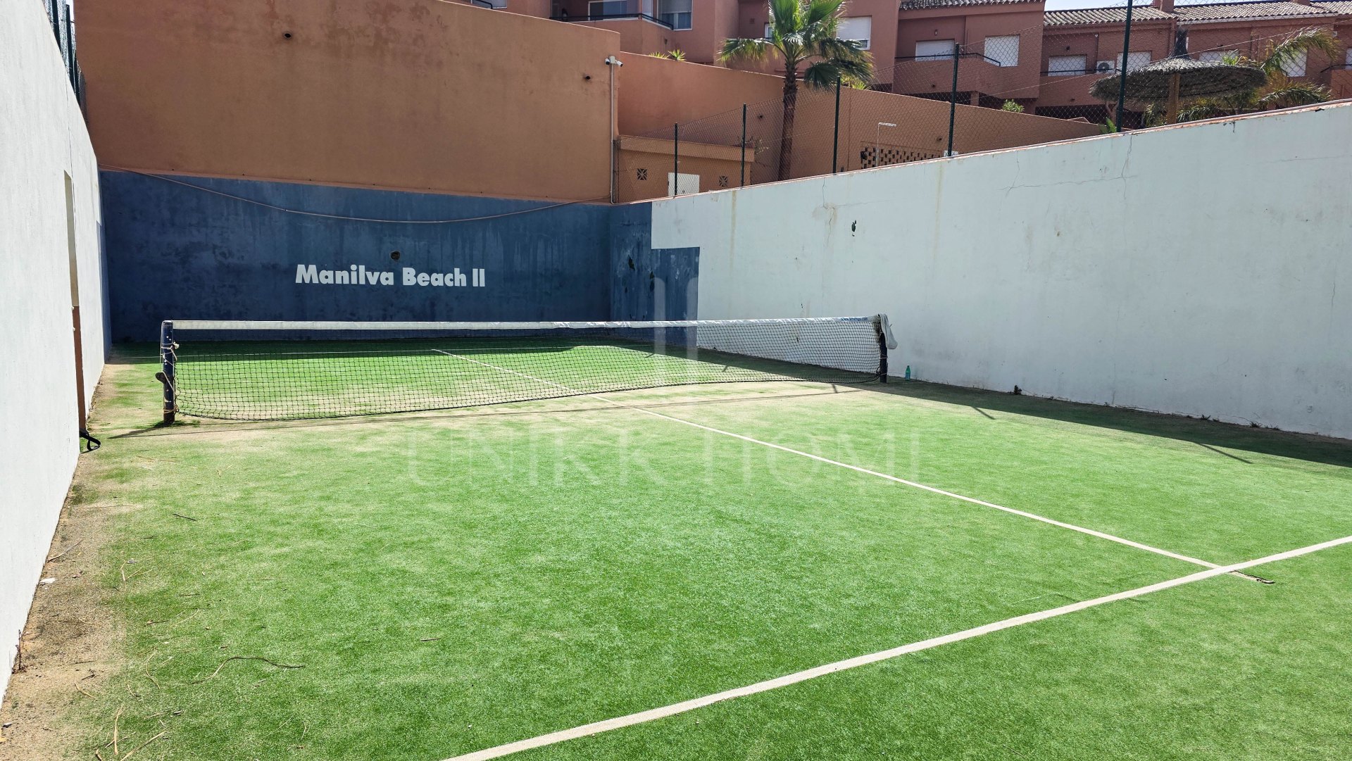 Adosado en Primera Línea de Playa con Jardín Privado y Vistas Panorámicas al Mar en Manilva Beach