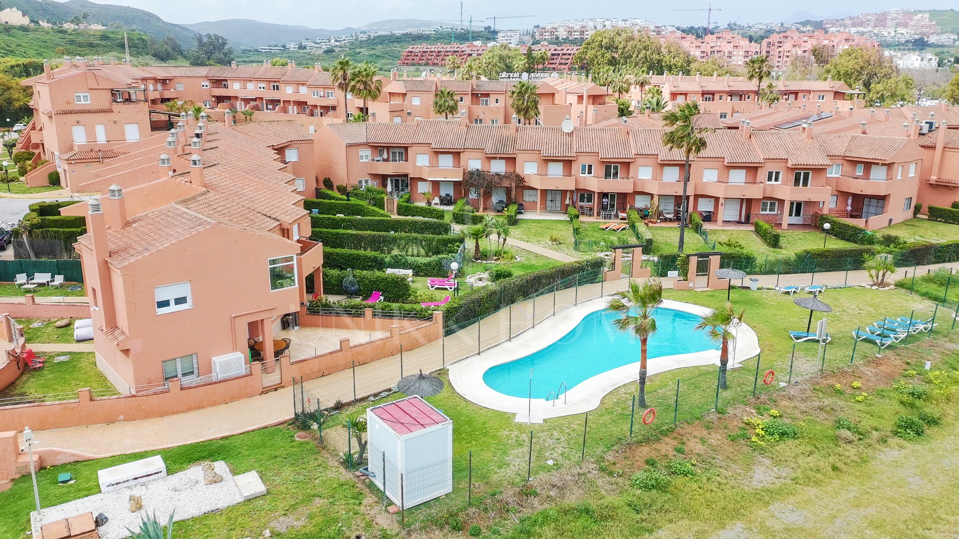 Adosado en Primera Línea de Playa con Jardín Privado y Vistas Panorámicas al Mar en Manilva Beach