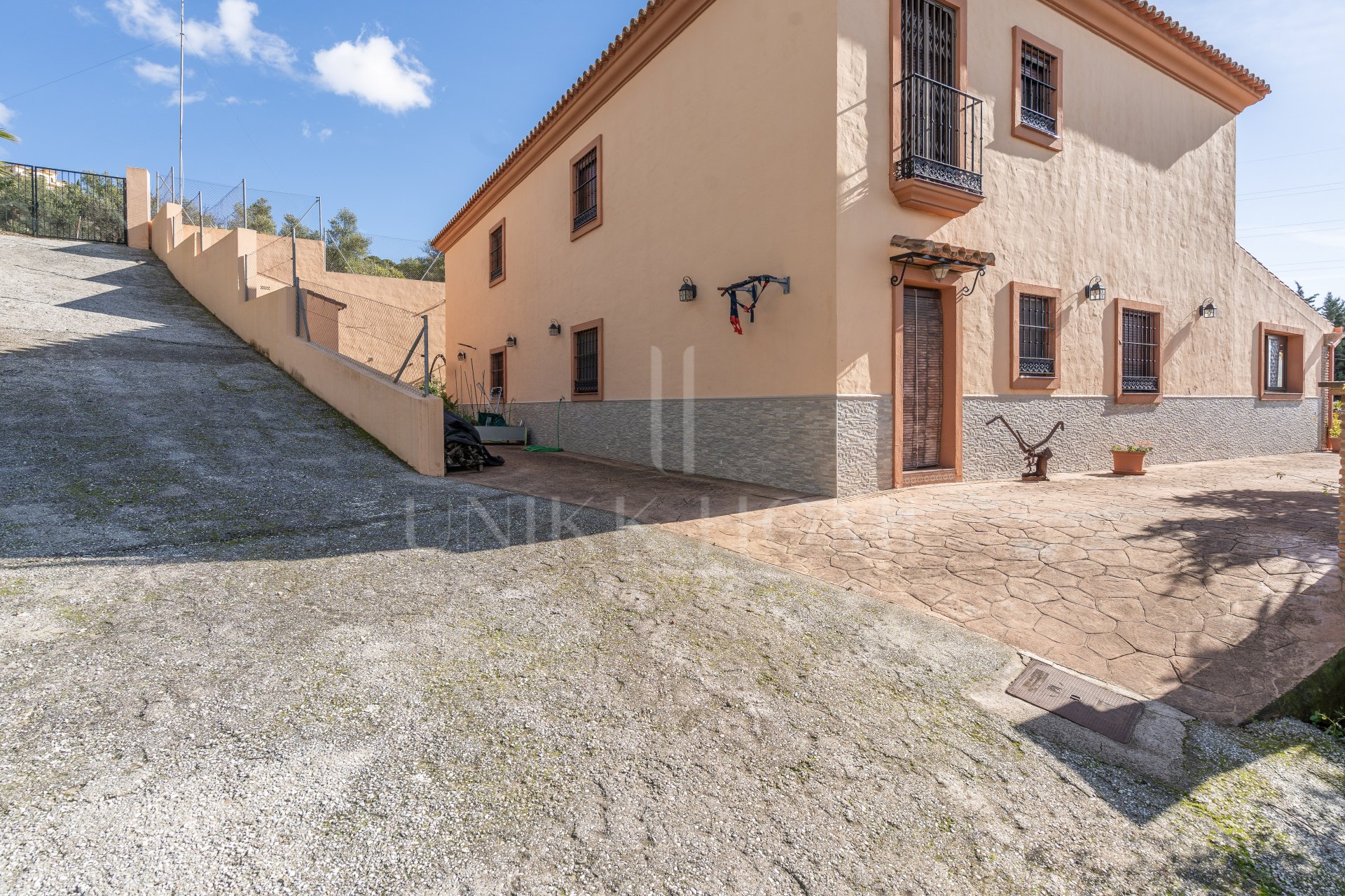 Villa con vistas al mar, grandes parcelas y un potencial infinito – La Pantoja, Colinas de Estepona