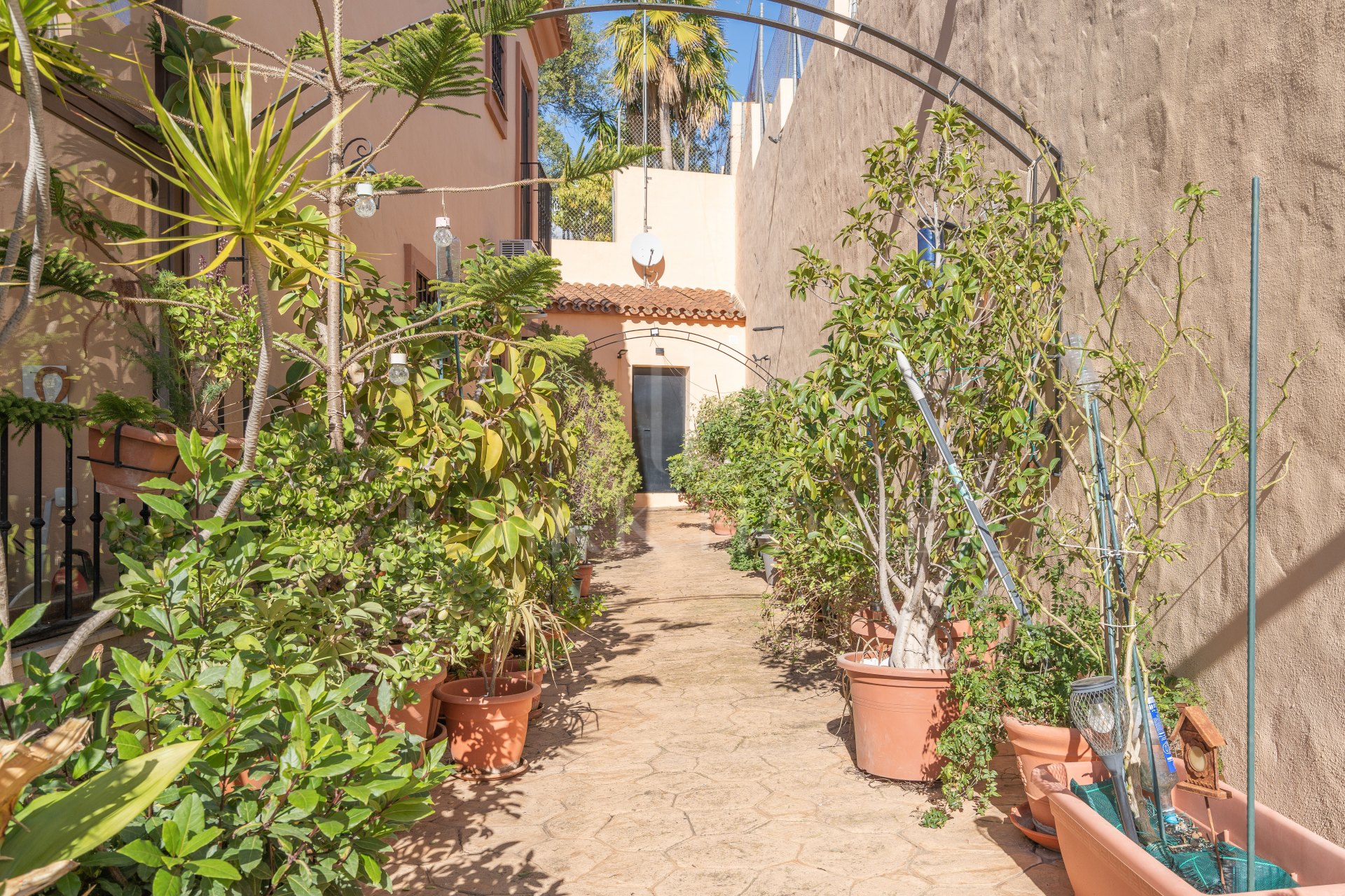 Villa con vistas al mar, grandes parcelas y un potencial infinito – La Pantoja, Colinas de Estepona