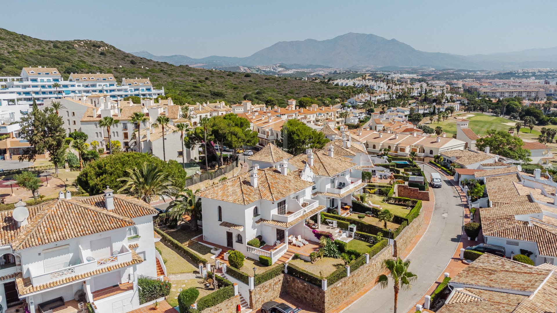 Townhouse with Panoramic Sea Views in the Heart of La Duquesa with tourist license