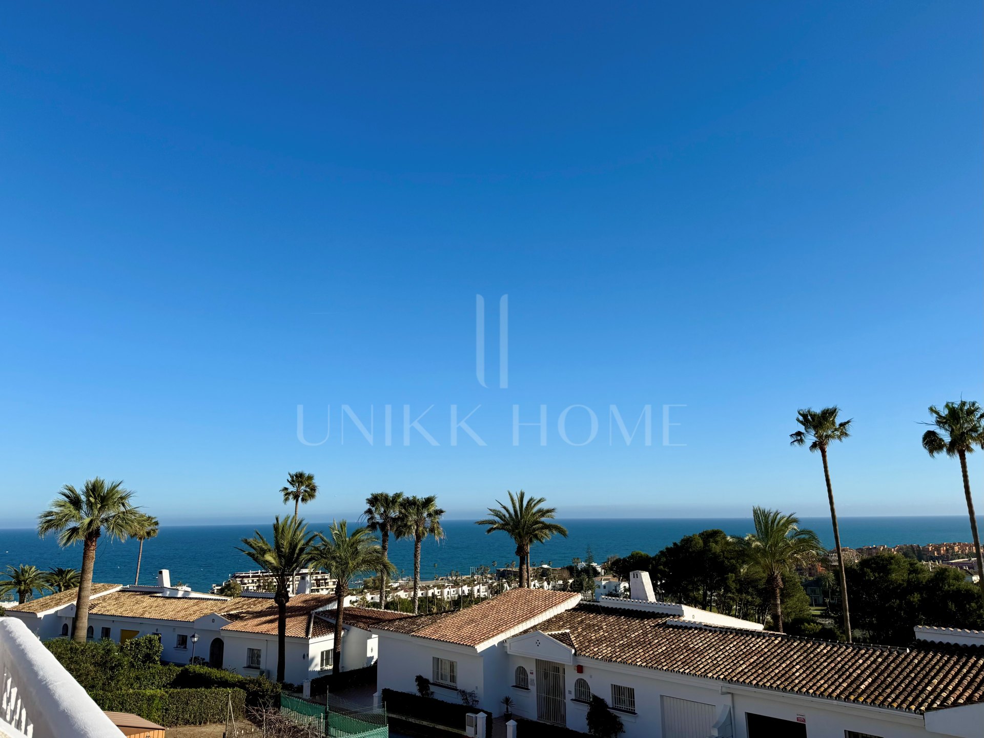 Townhouse with Panoramic Sea Views in the Heart of La Duquesa with tourist license