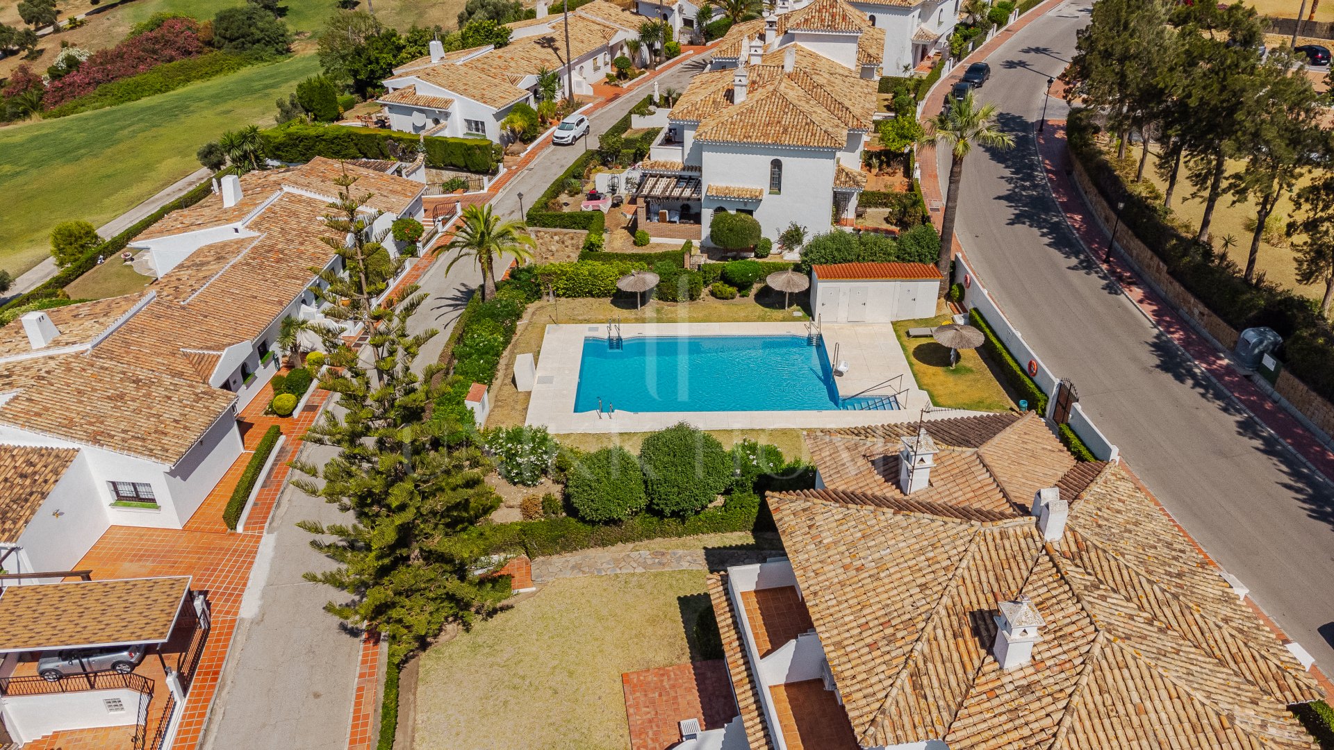 Townhouse with Panoramic Sea Views in the Heart of La Duquesa with tourist license