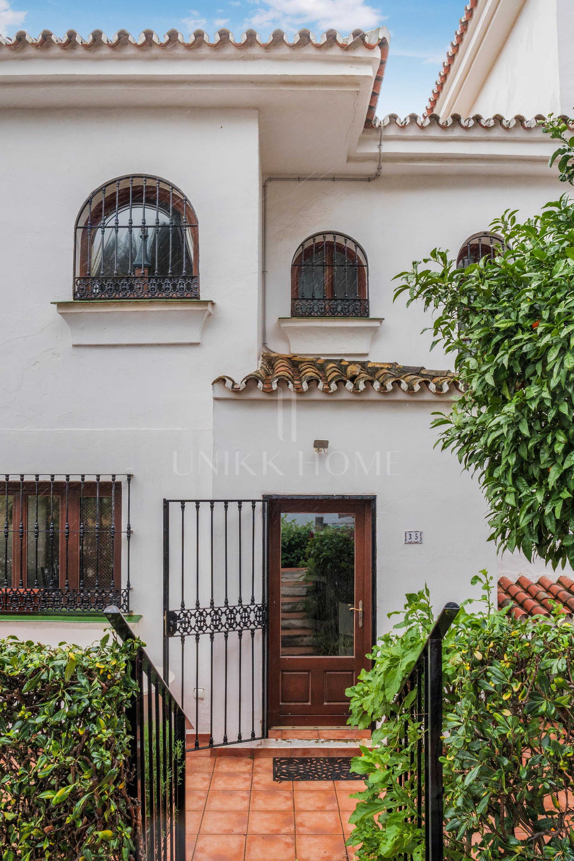 Townhouse with Panoramic Sea Views in the Heart of La Duquesa with tourist license