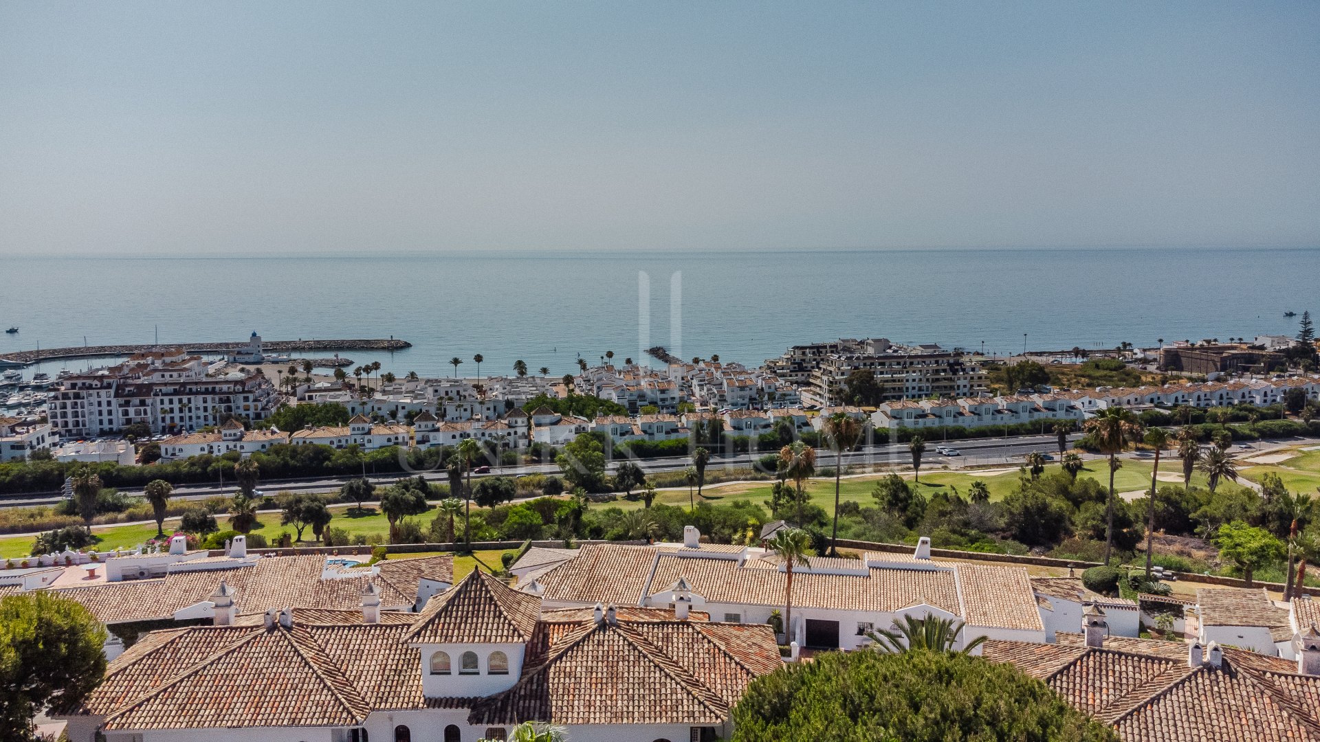 Townhouse with Panoramic Sea Views in the Heart of La Duquesa with tourist license