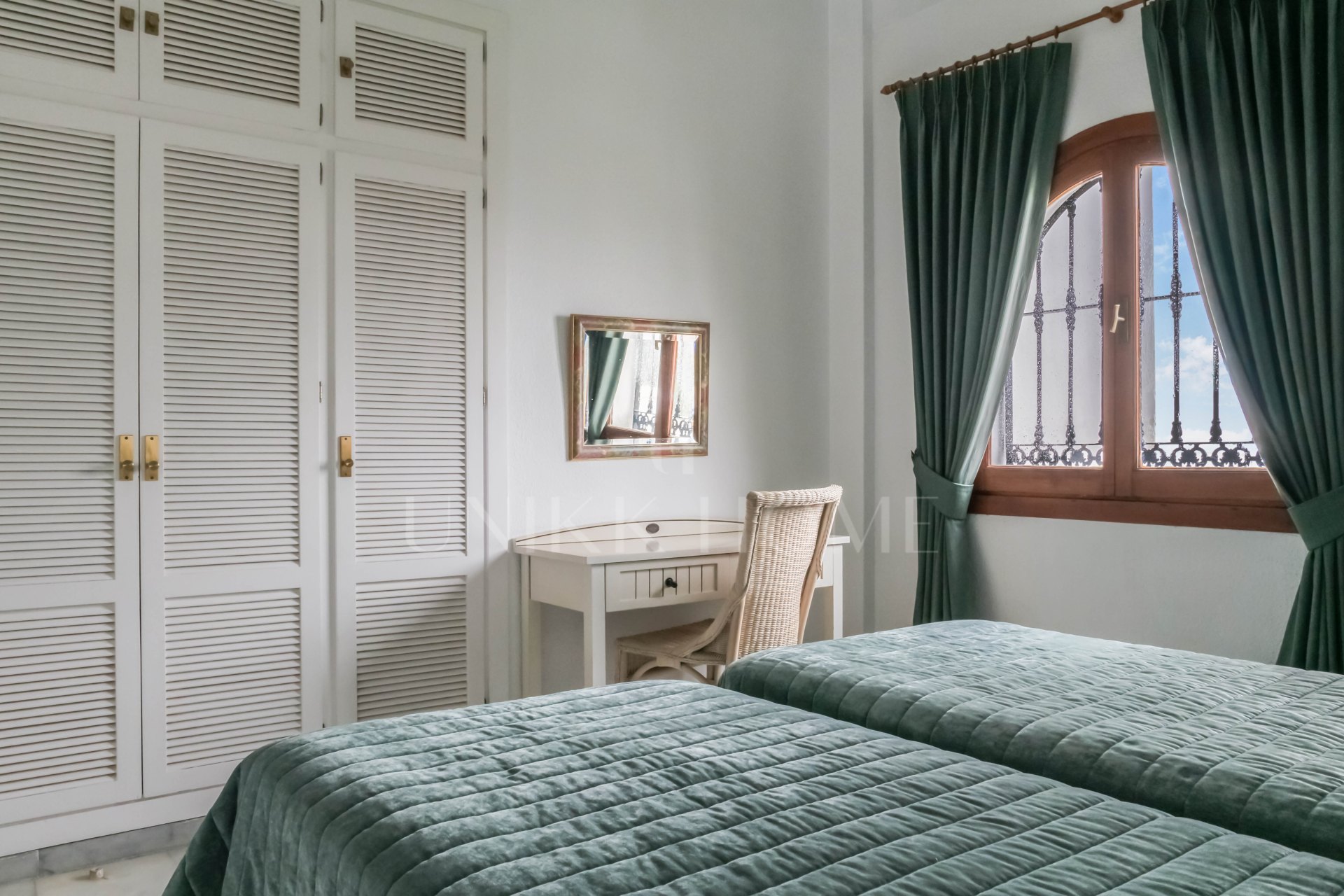 Townhouse with Panoramic Sea Views in the Heart of La Duquesa with tourist license