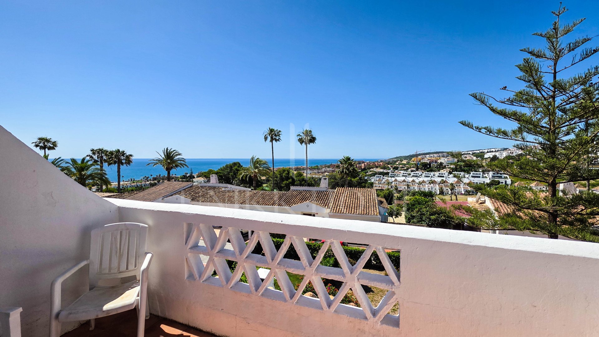 Townhouse with Panoramic Sea Views in the Heart of La Duquesa with tourist license