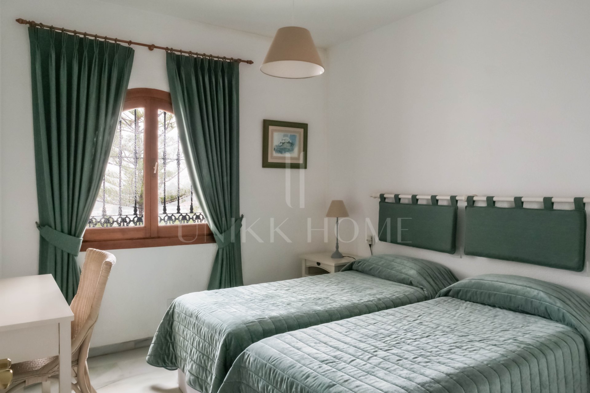 Townhouse with Panoramic Sea Views in the Heart of La Duquesa with tourist license