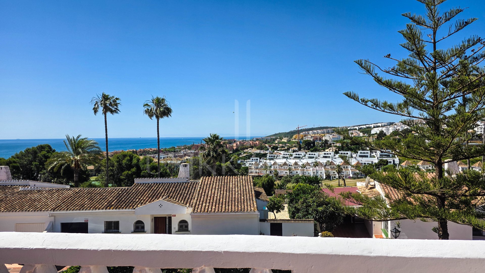 Townhouse with Panoramic Sea Views in the Heart of La Duquesa with tourist license