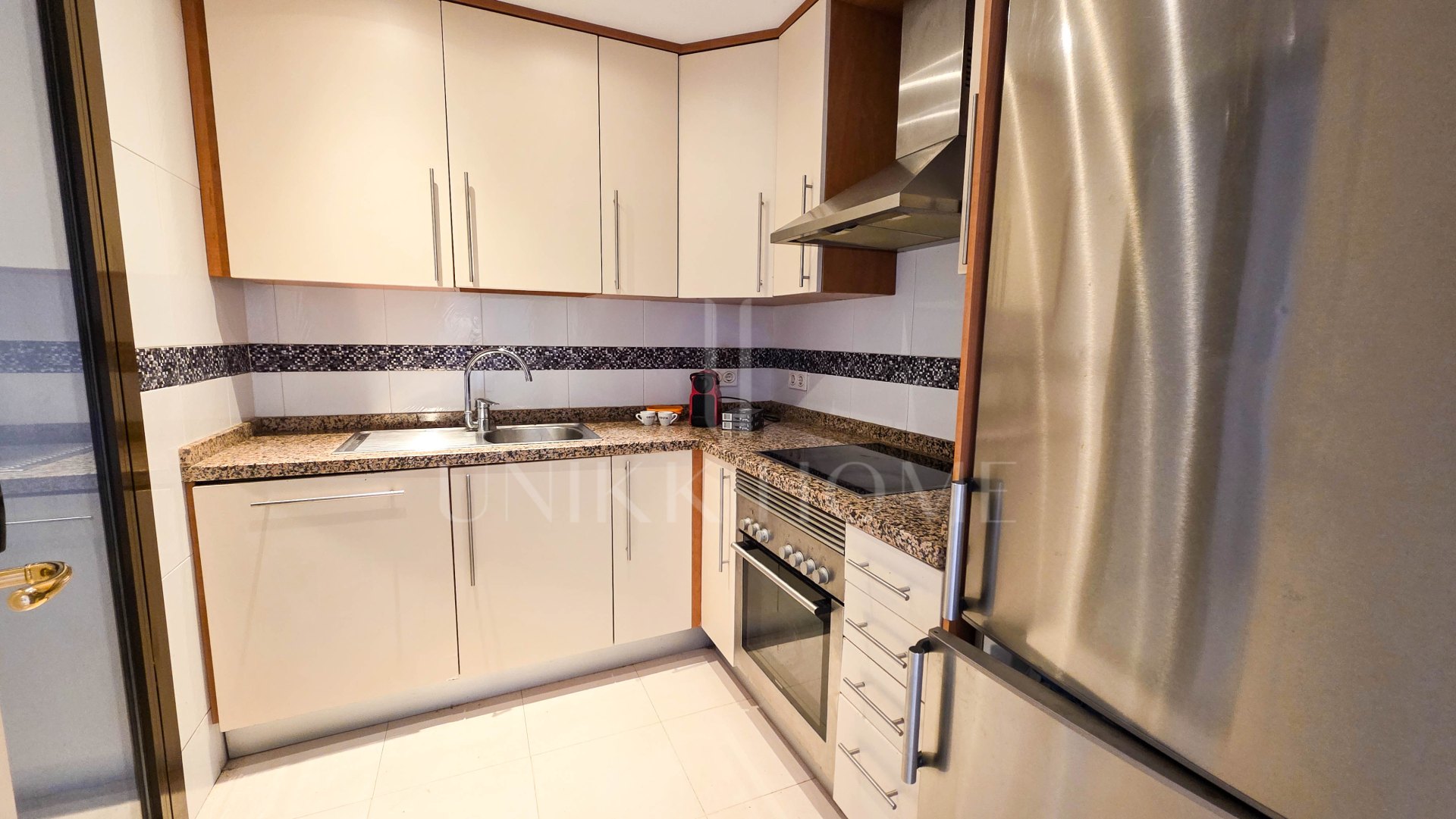 Apartamento en planta baja con gran terraza y vistas al mar en La Duquesa