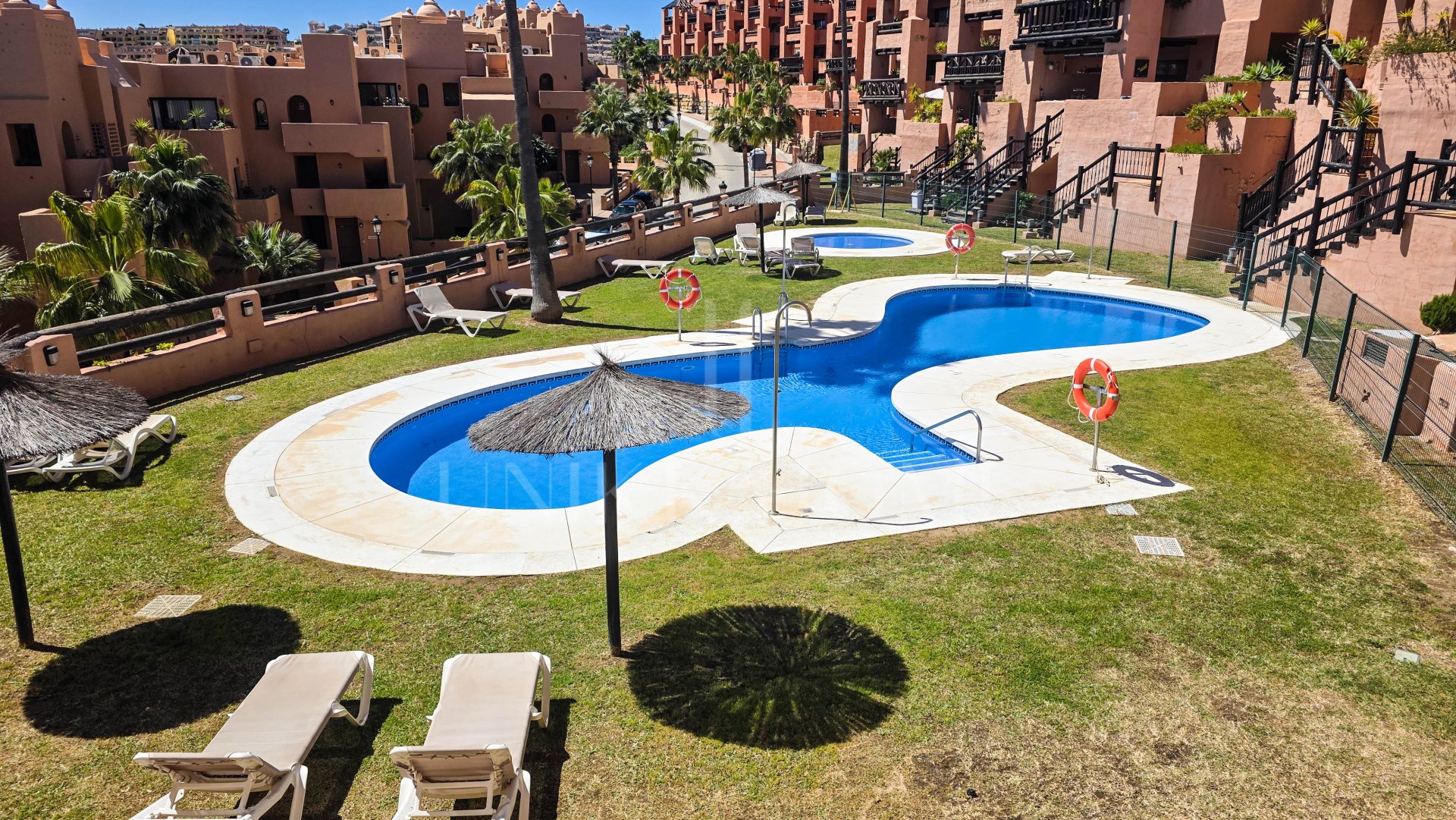 Apartamento en planta baja con gran terraza y vistas al mar en La Duquesa