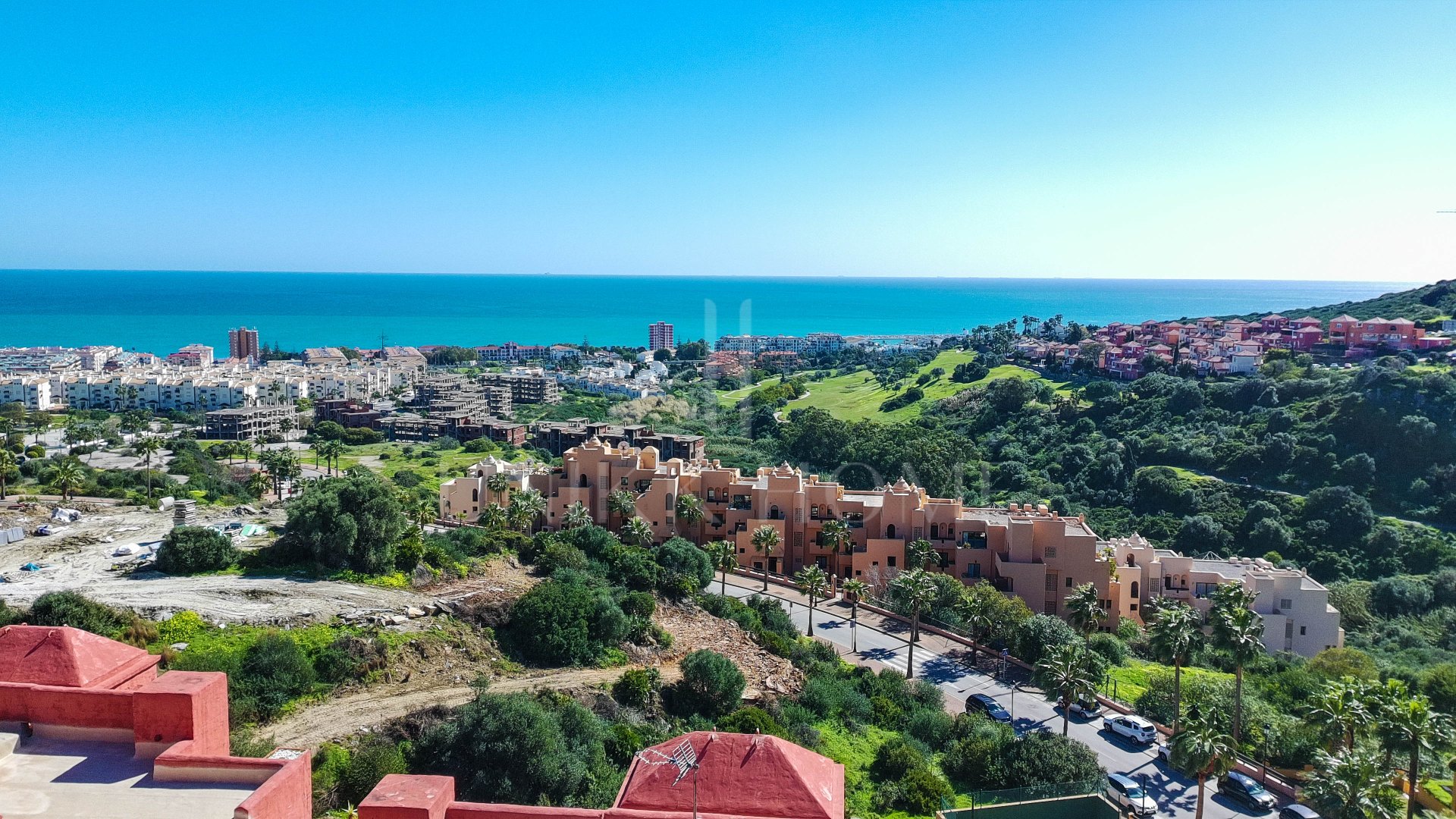 Ático en esquina con amplia terraza y vistas al mar en La Duquesa