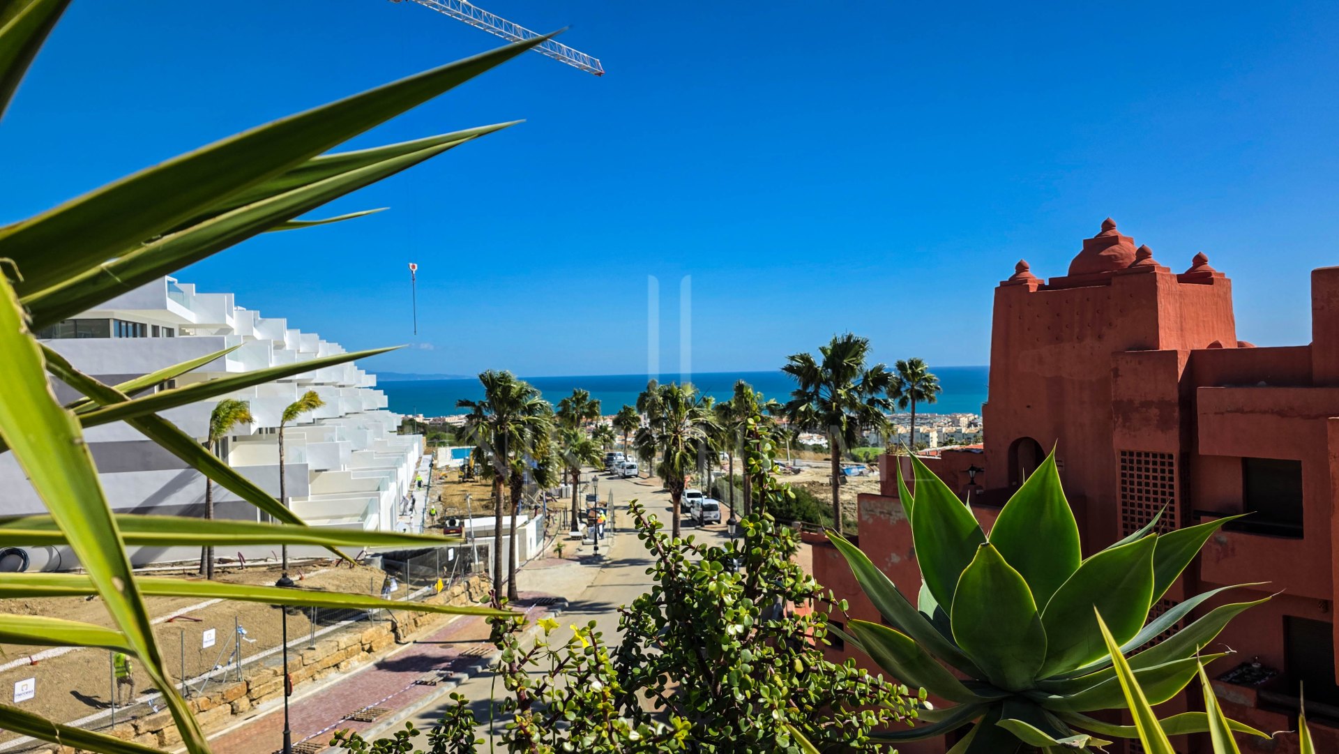 Ático en esquina con amplia terraza y vistas al mar en La Duquesa