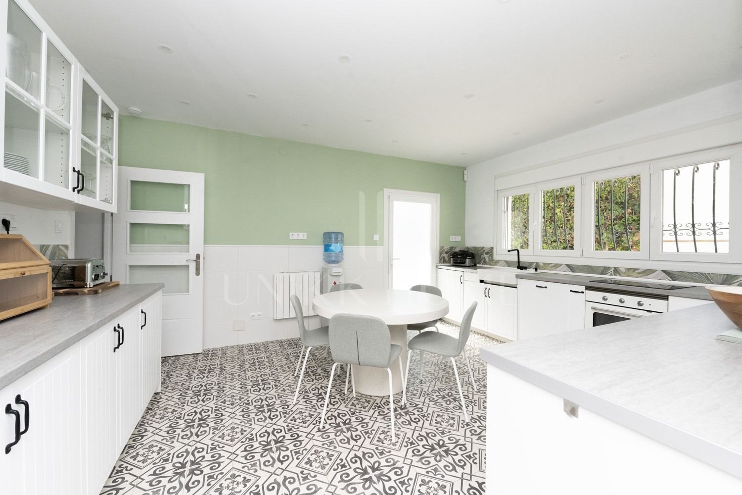 Private 6 bedroom Villa in prime Benalmádena location