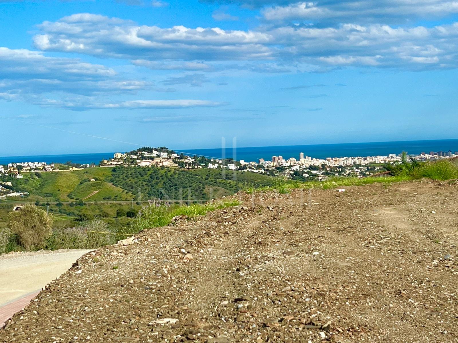 Flat plot with beautiful views in Lomas del Flamenco, close to Mijas Golf!