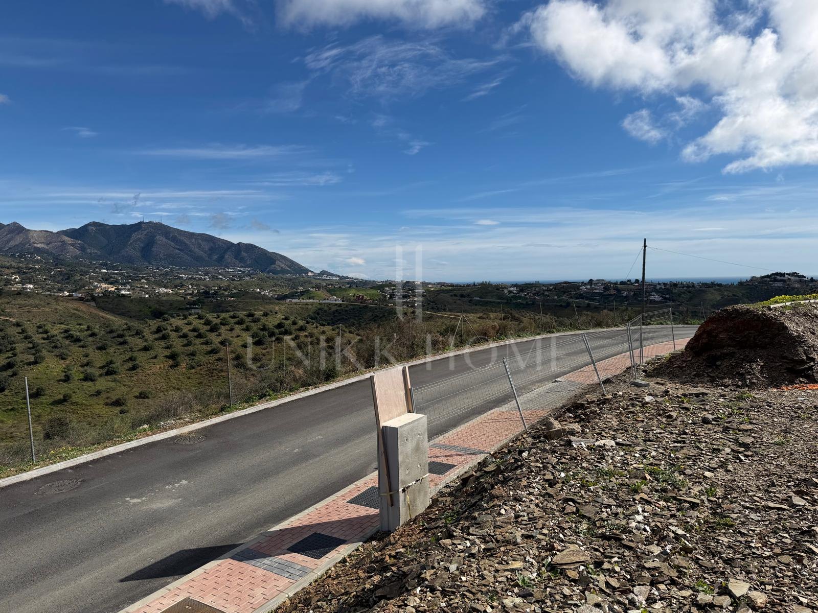 Flat plot with beautiful views in Lomas del Flamenco, close to Mijas Golf!
