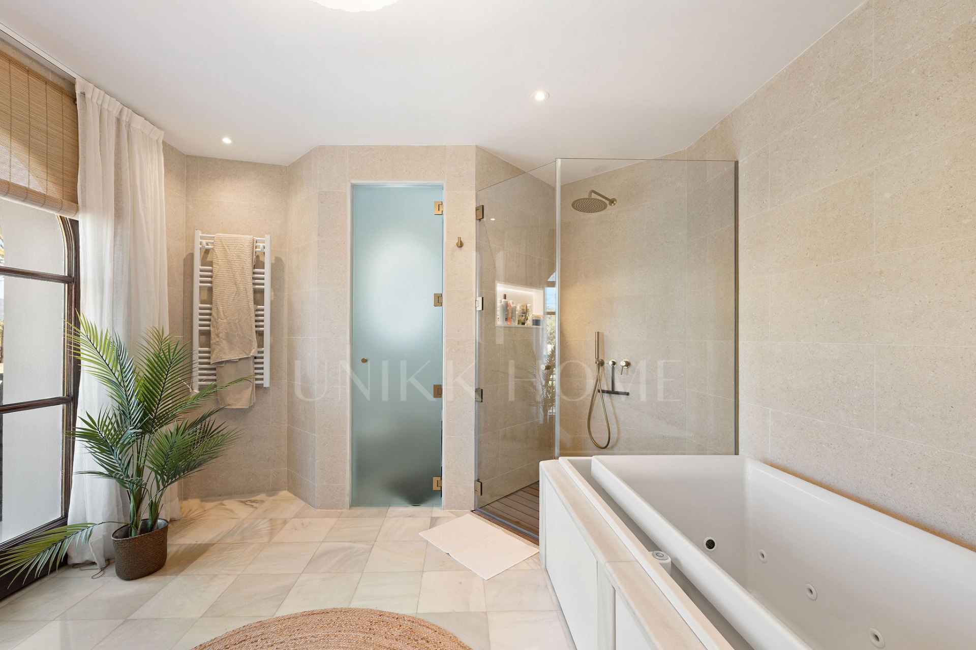 Exclusiva villa de tres plantas en San Pedro Playa