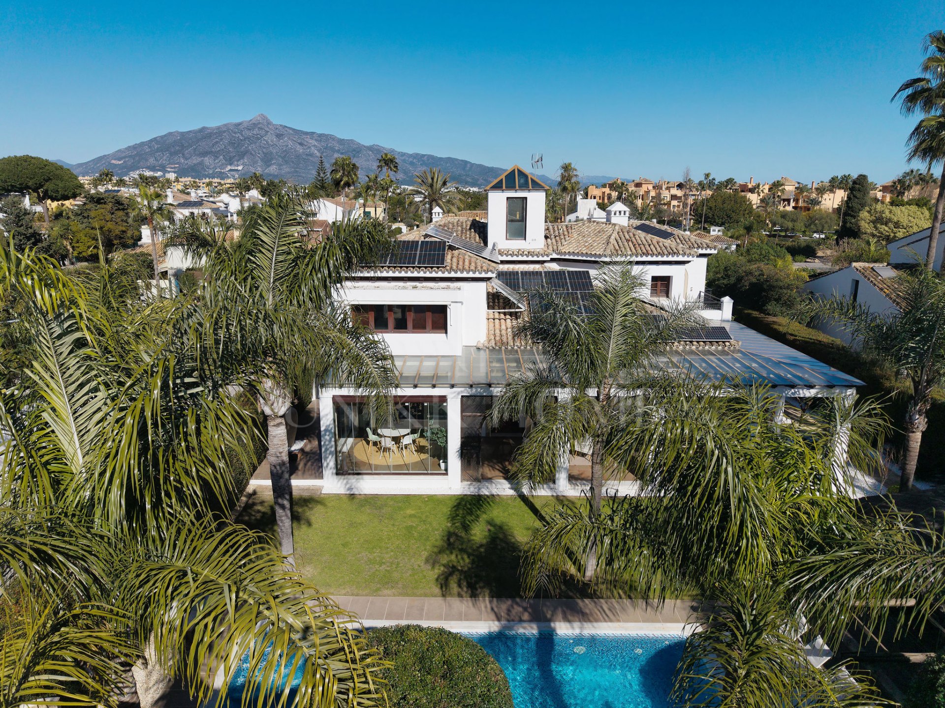 Exclusiva villa de tres plantas en San Pedro Playa