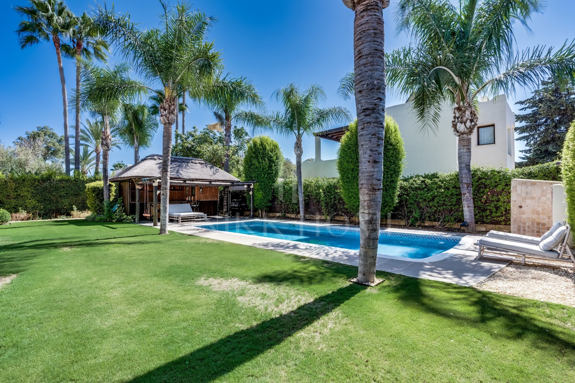 Exclusiva villa de tres plantas en San Pedro Playa