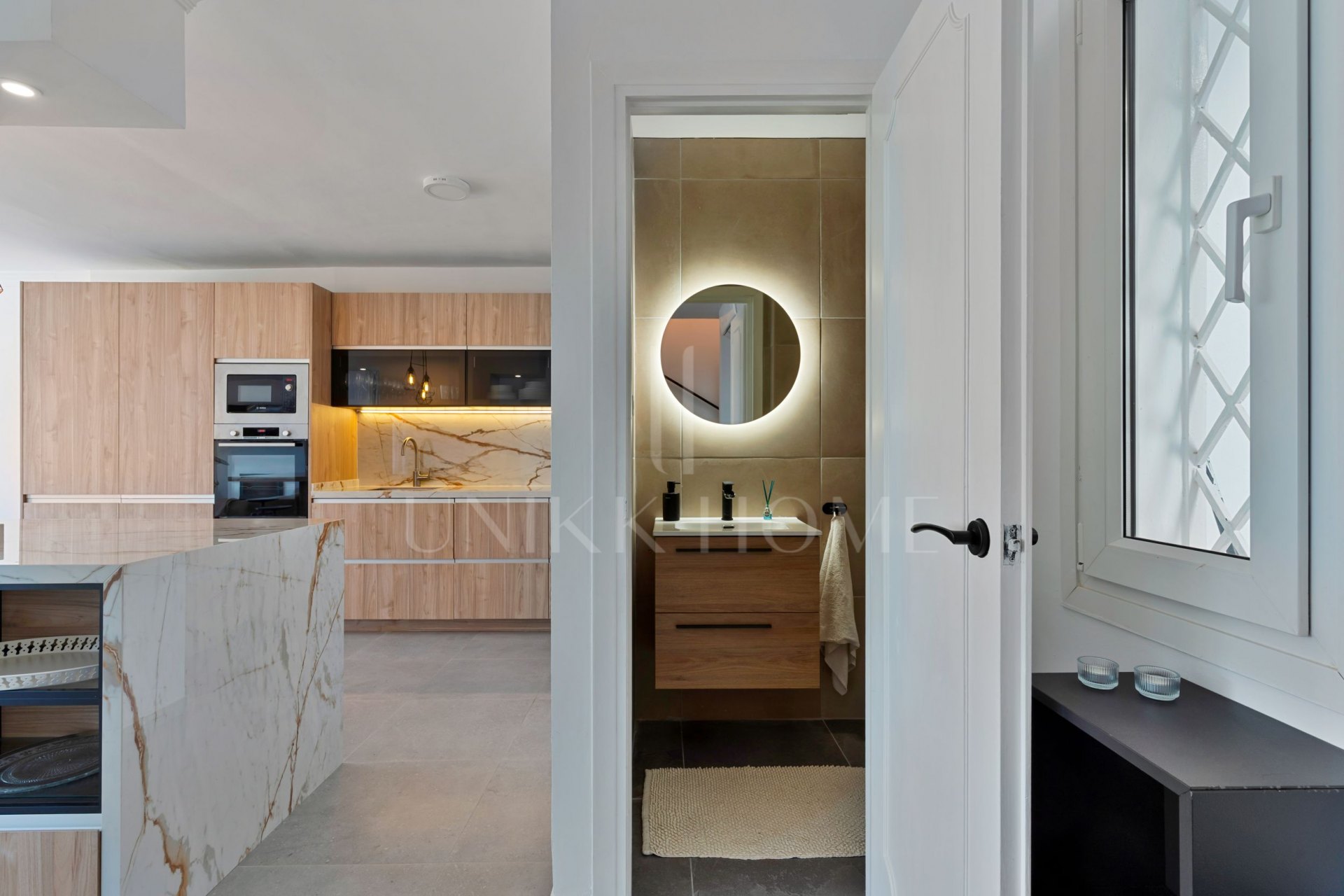 Apartamento dúplex esquinero, recién renovado, con increíbles vistas al mar y a La Concha en Nueva Andalucía.