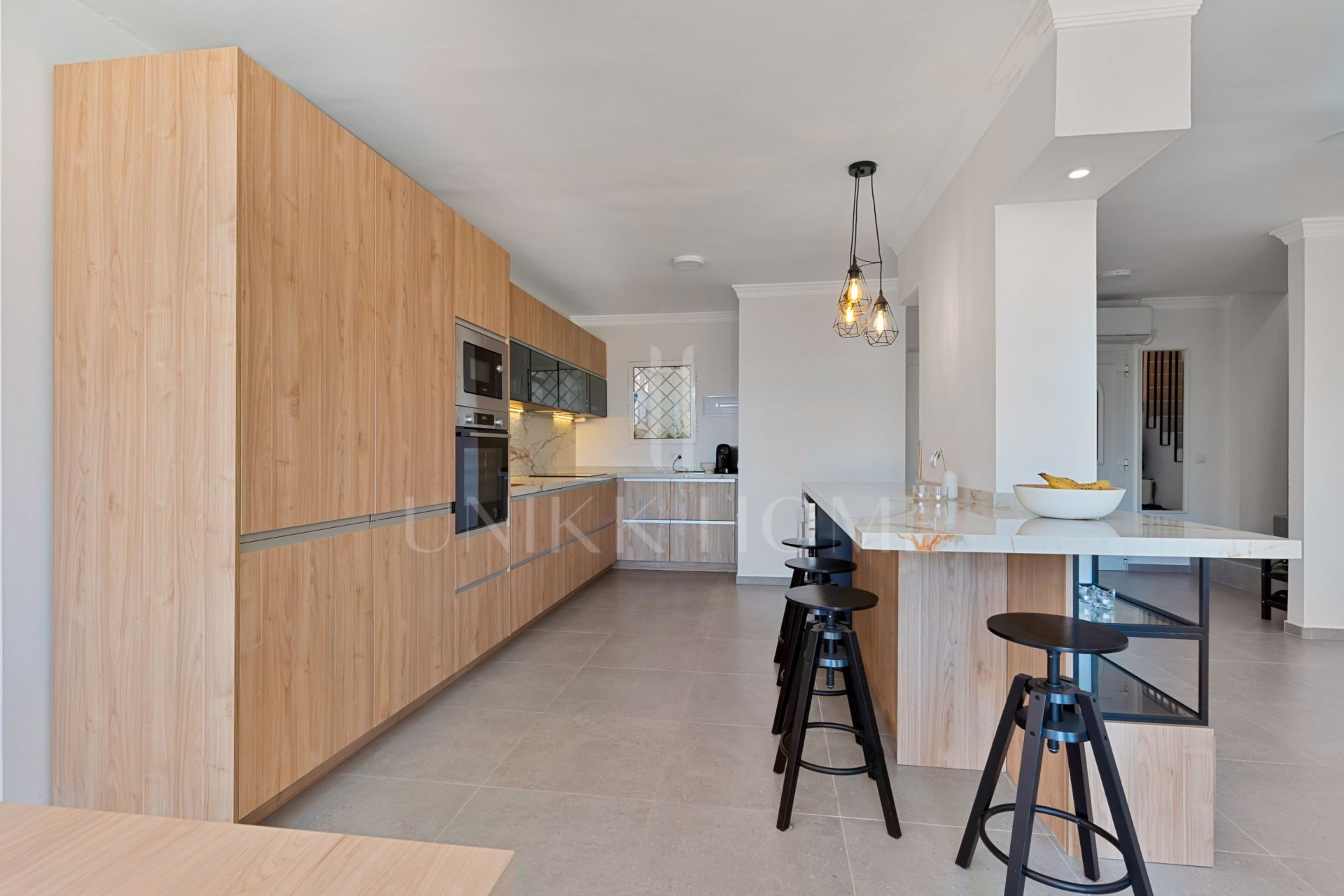 Apartamento dúplex esquinero, recién renovado, con increíbles vistas al mar y a La Concha en Nueva Andalucía.