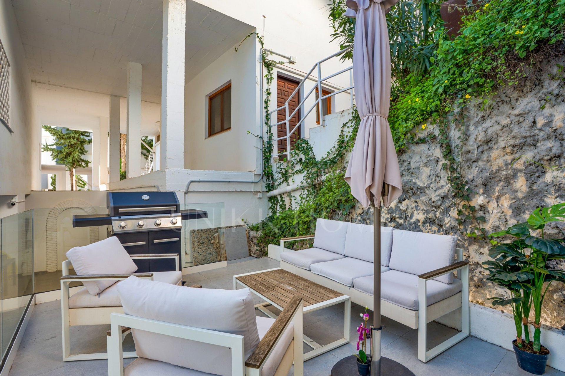 Apartamento dúplex esquinero, recién renovado, con increíbles vistas al mar y a La Concha en Nueva Andalucía.