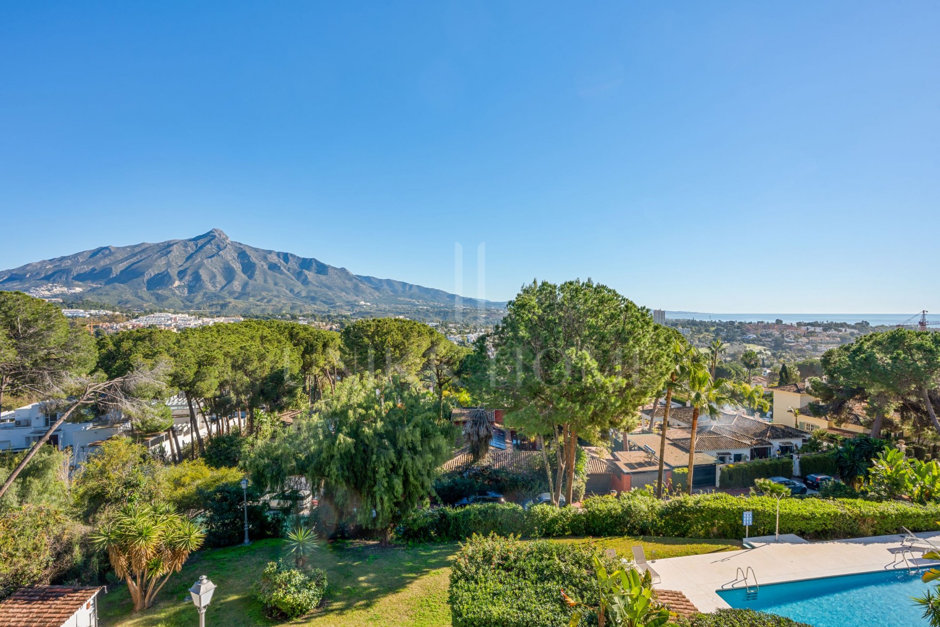 Apartamento dúplex esquinero, recién renovado, con increíbles vistas al mar y a La Concha en Nueva Andalucía.